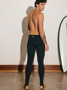 Homem usando calça sport lycra UV performance da Greenish, na cor preta, ideal para atividades ao ar livre.