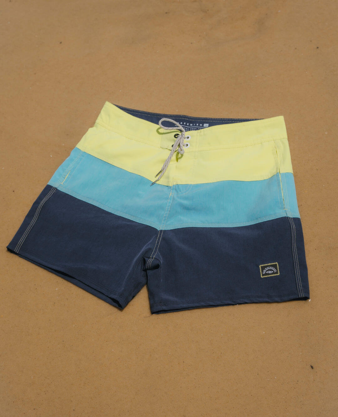 Bermuda Boardwalk Three Panels Amarelo da Greenish, com design em tons vibrantes e tecnologia total stretch.