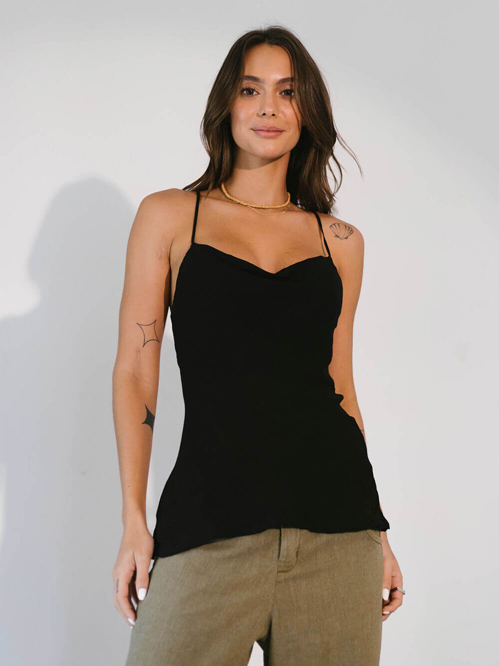 Blusa Isla preta da Greenish, com caimento soltinho e alças finas e reguláveis, perfeita para o seu look.