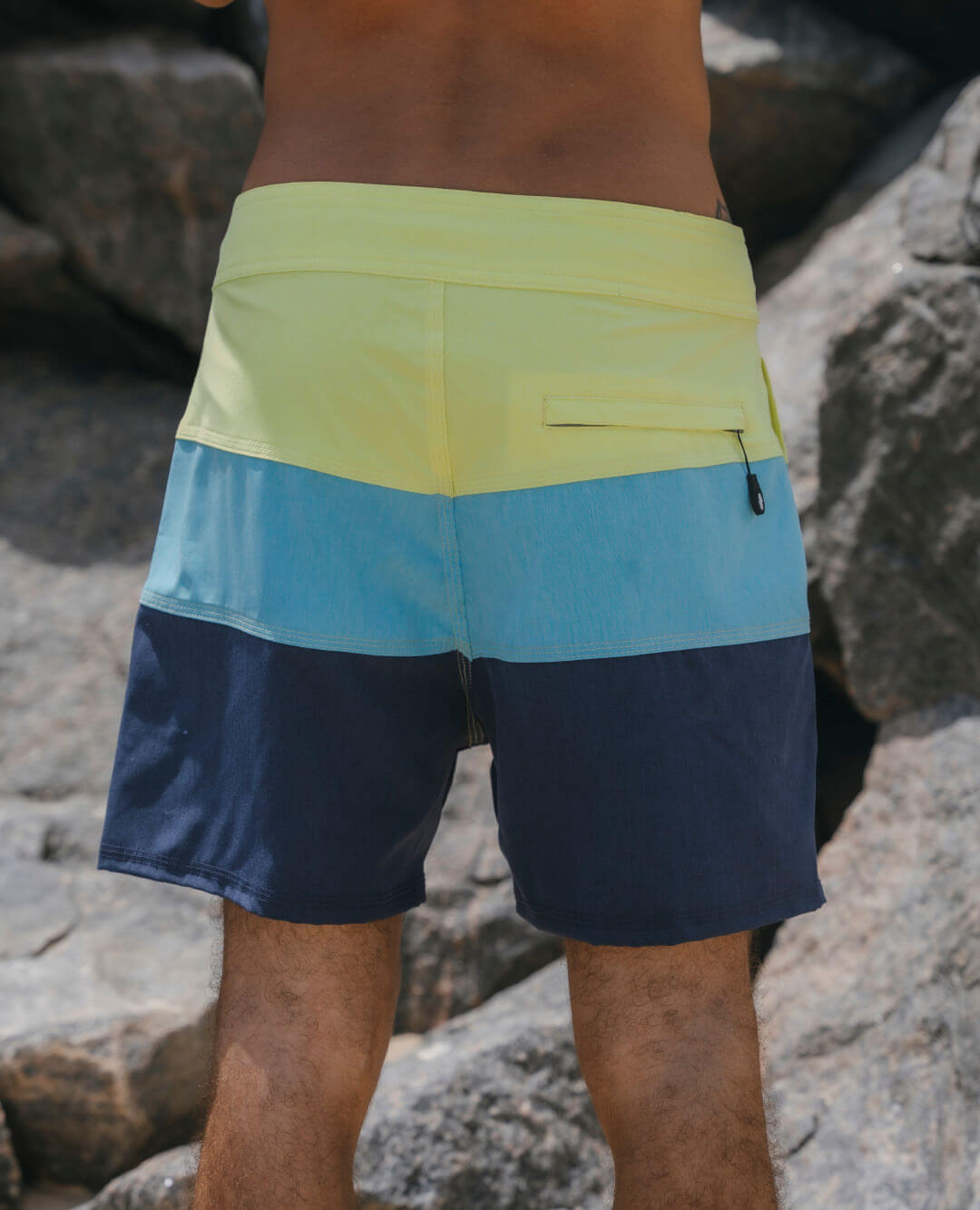 Calções Greenish BOARDWALK Three Panels amarelo e azul, com design confortável e tecnológico, perfeitos para o dia a dia.