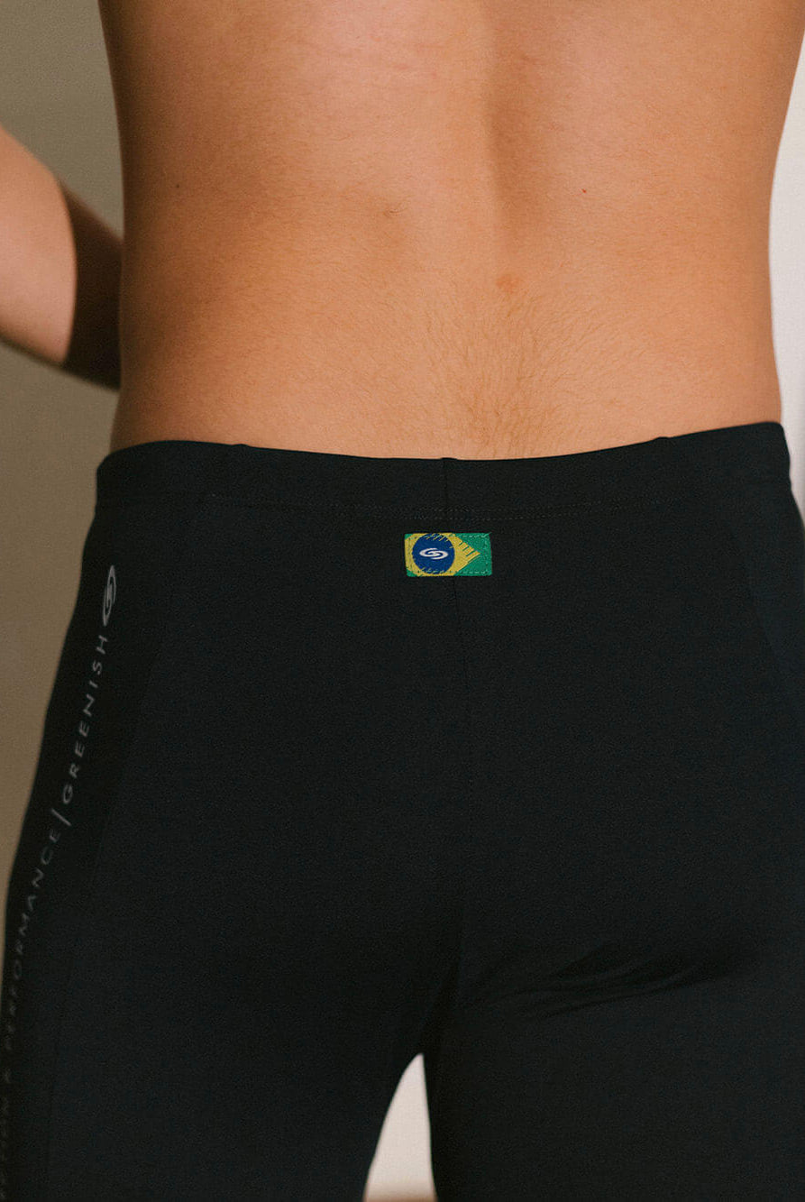 CALÇA SPORT LYCRA UV PERFORMANCE PRETO da Greenish, vista traseira com detalhe da bandeira do Brasil.