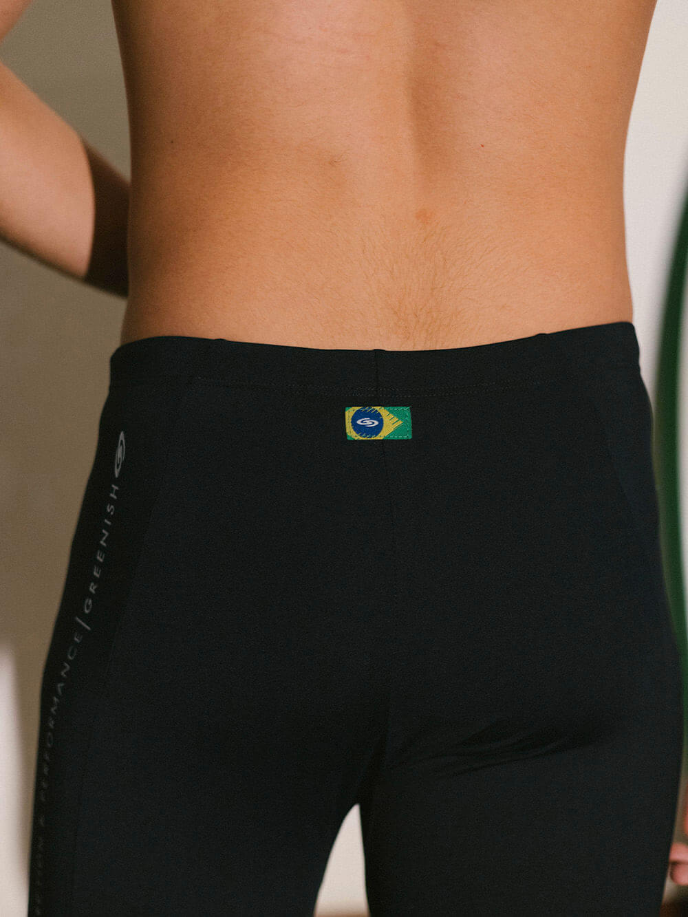 CALÇA SPORT LYCRA UV PERFORMANCE PRETO da Greenish, vista traseira com detalhe da bandeira do Brasil.