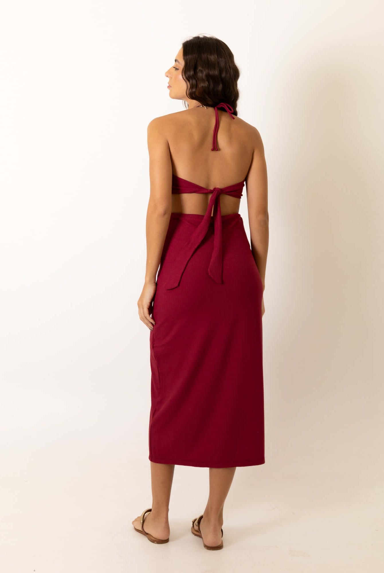 Vestido Curto Midi Colors - Vermelho Escuro da marca Greenish vista traseira, destacando design elegante e cor marcante.