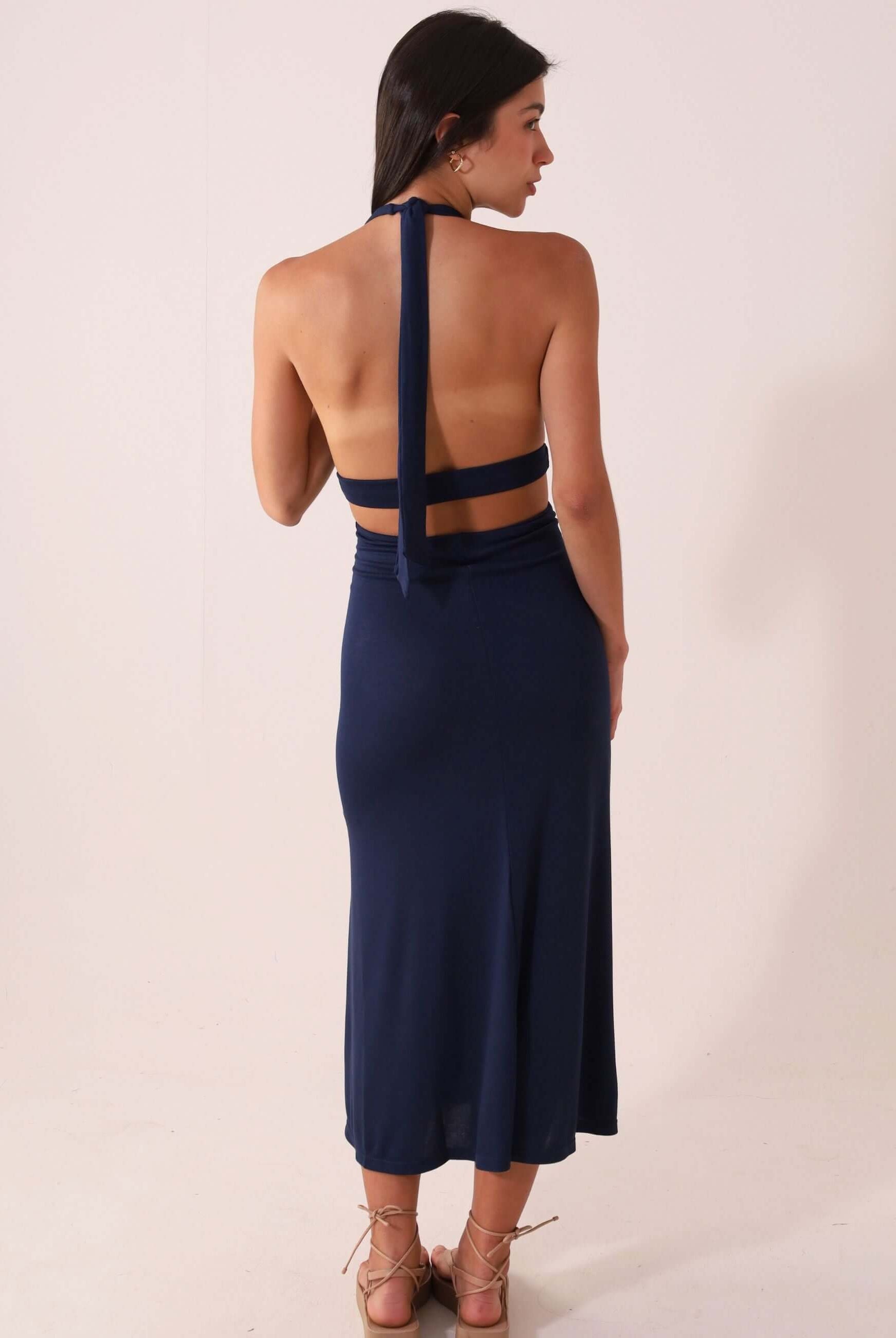 Vestido Longo Breeze - Azul Marinho em modelagem evasê, com decote em V e tecido flexível, perfeito para momentos ao ar livre.