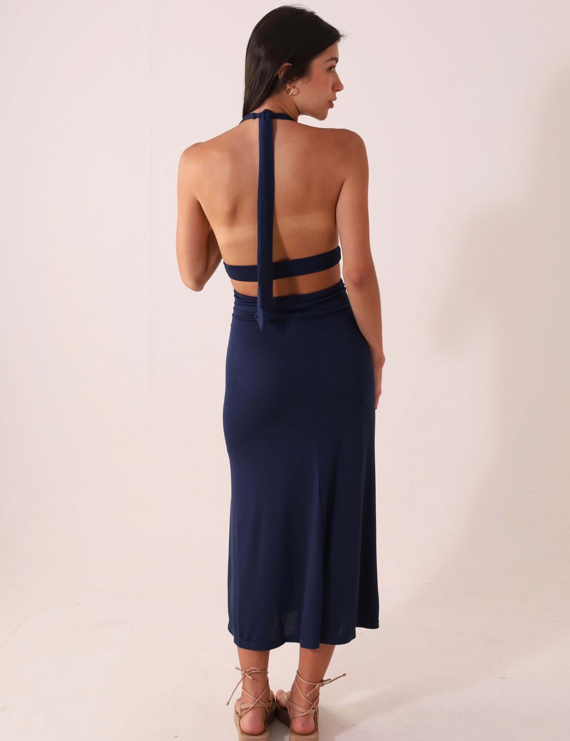 Vestido Longo Breeze - Azul Marinho em modelagem evasê, com decote em V e tecido flexível, perfeito para momentos ao ar livre.