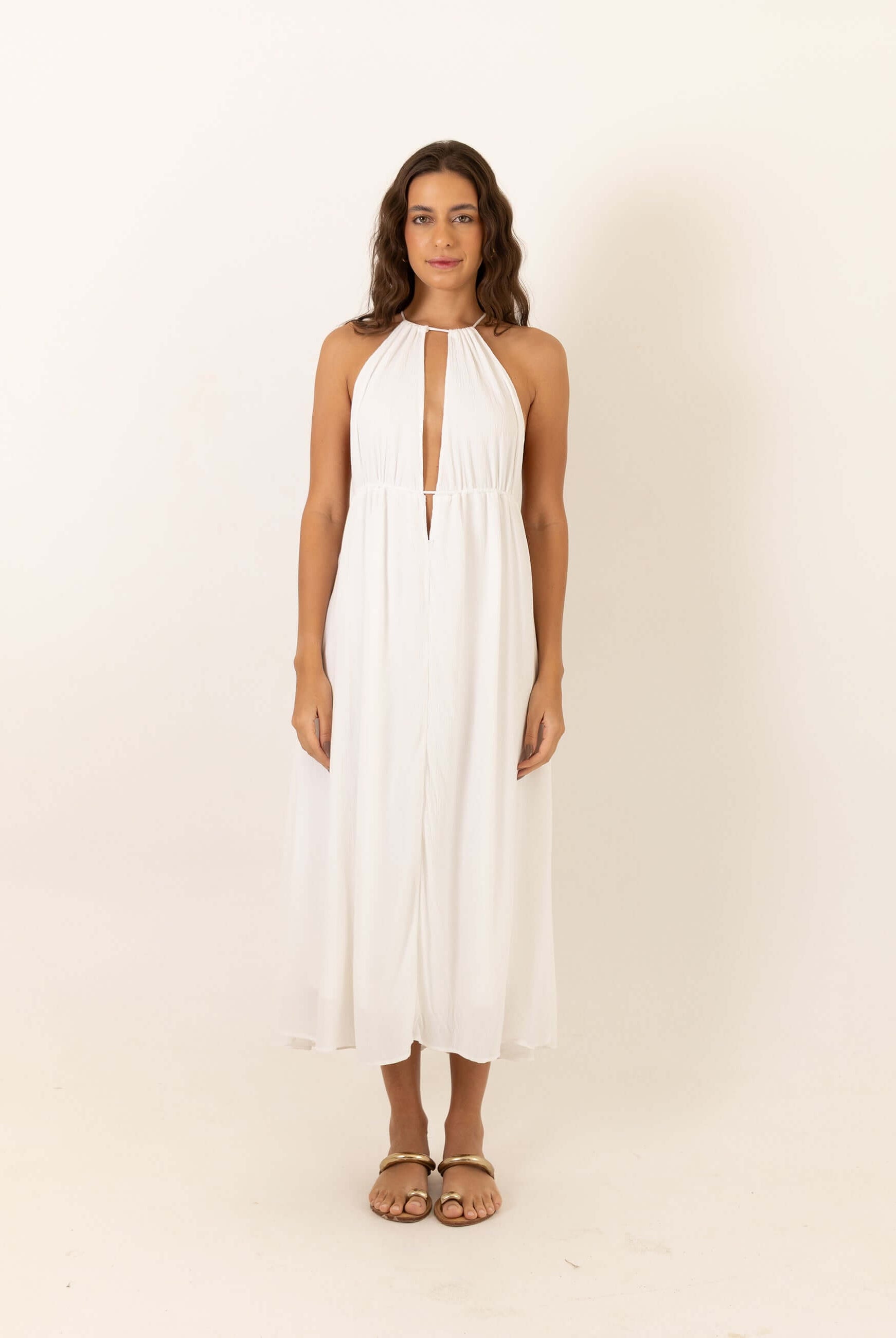 Woman wearing Greenish Vestido Midi Felinni - Off White, a stylish and elegant white midi dress perfect for summer occasions.