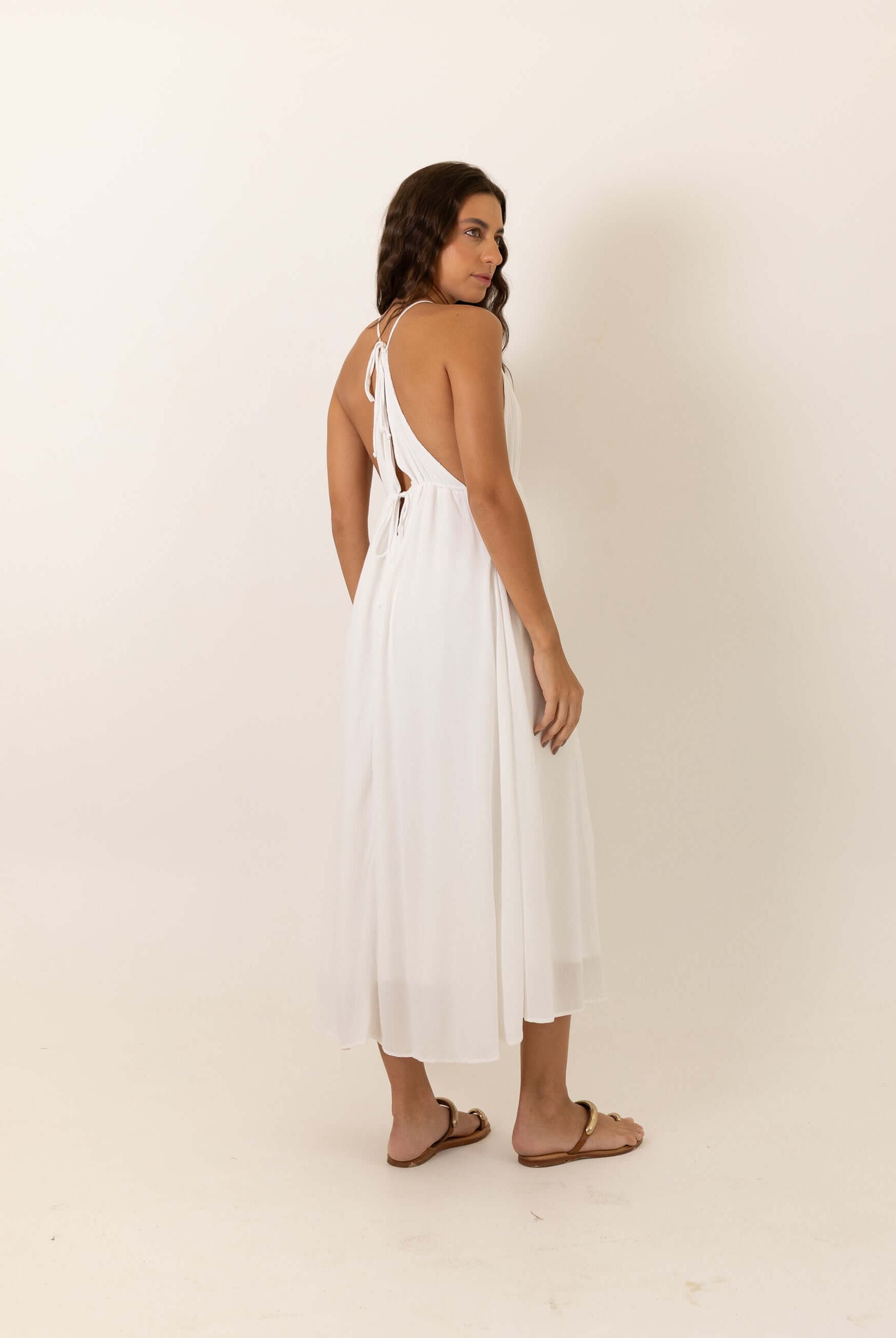 Greenish Vestido Midi Felinni - Off White em exibição em modelo, destacando estilo elegante e moderno. Ideal para ocasiões especiais.