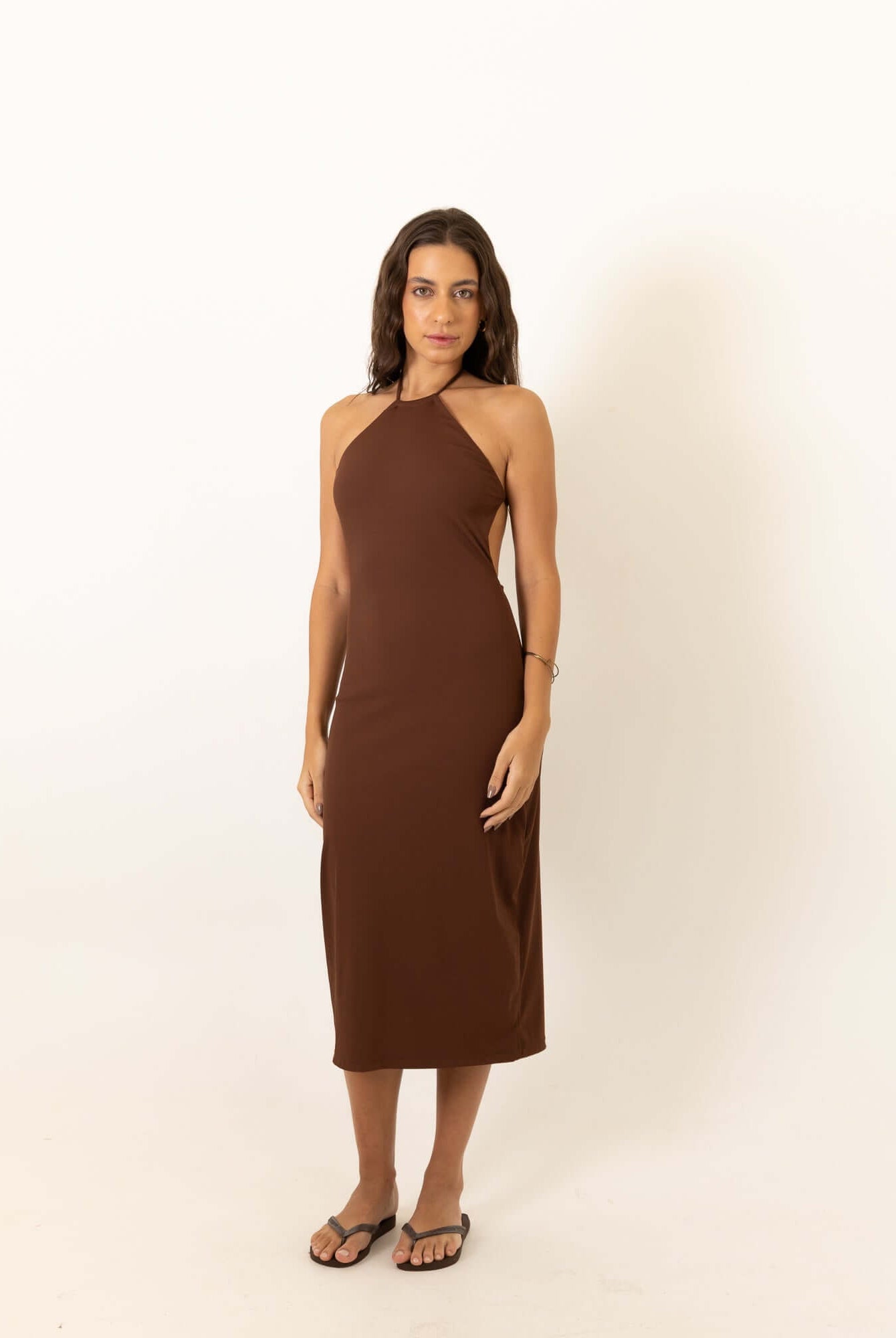 Greenish Vestido Midi Frente Unica Canelado - Chocolate worn by a model, showcasing the elegant design and brown hue.