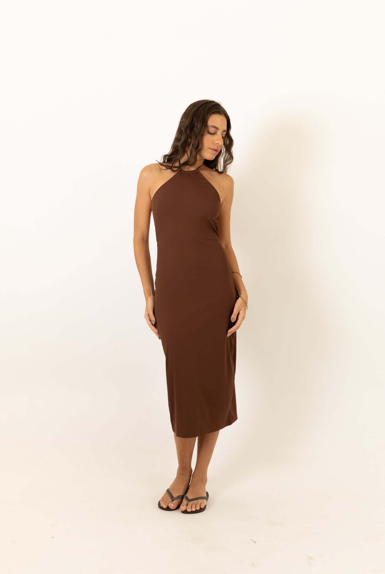 Greenish Vestido Midi Frente Unica Canelado - Chocolate on model, highlighting elegant fit and unique design.