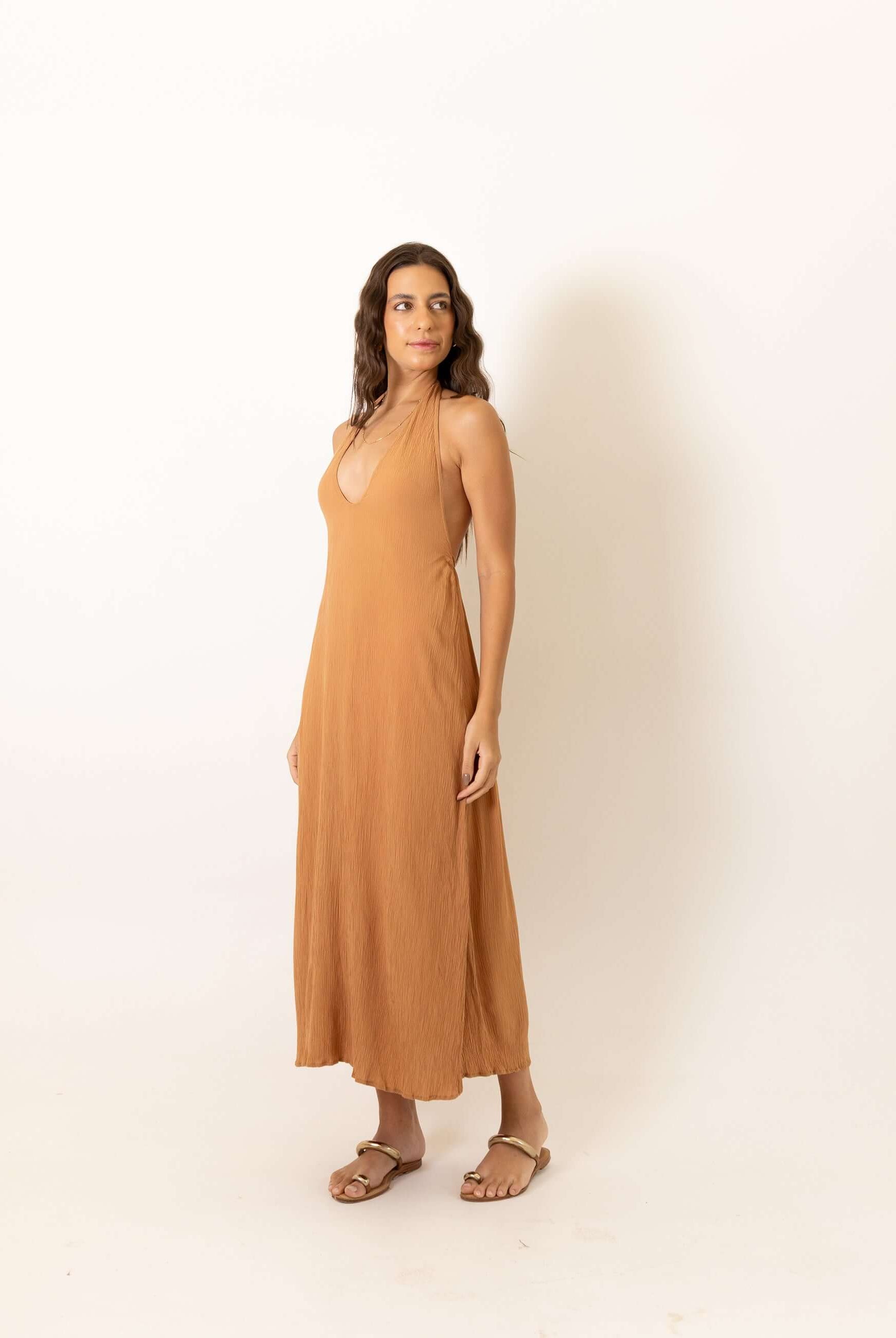 Greenish Vestido Midi Halter Neck Lille - Bege, elegant beige dress with halter neckline.