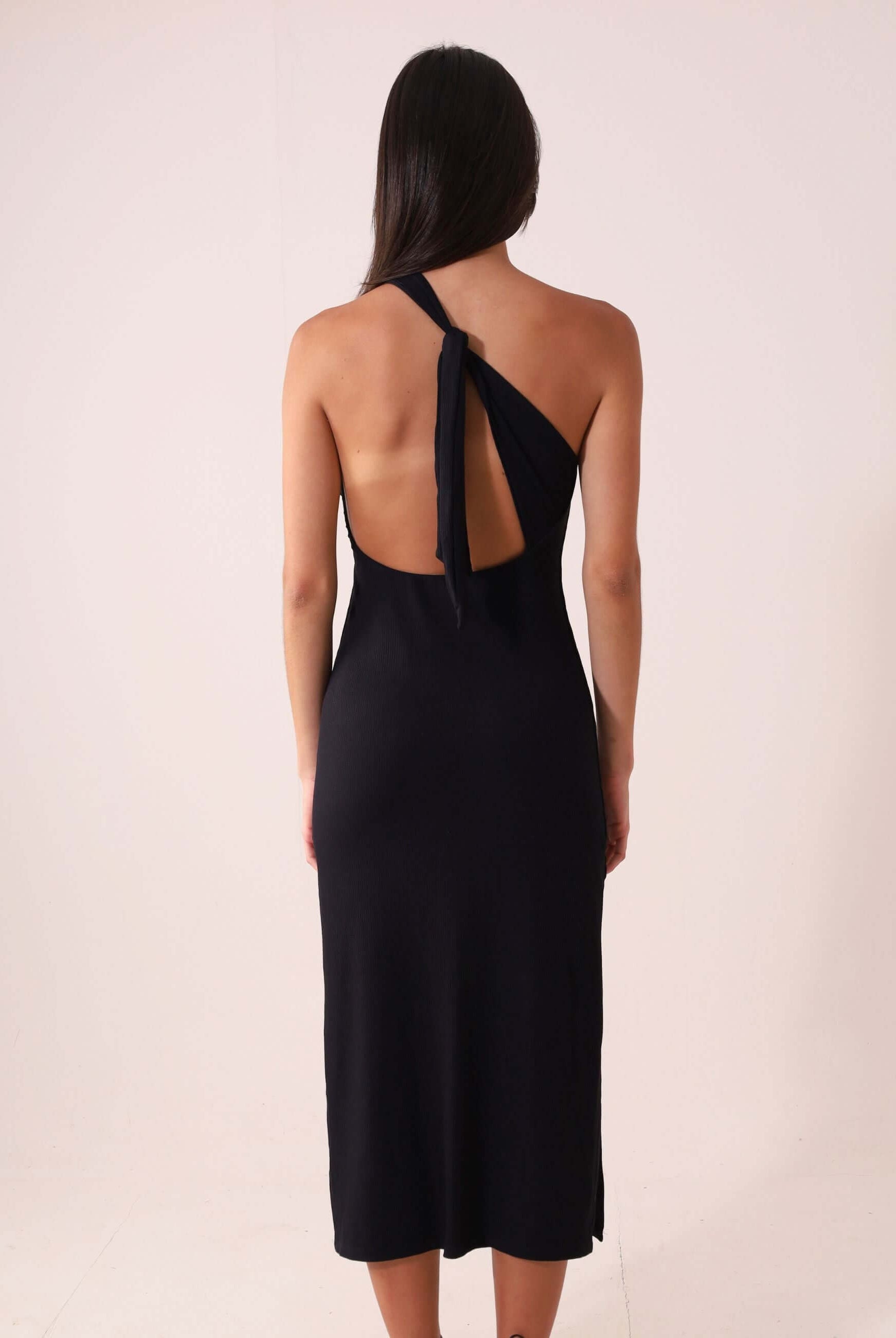Vestido Monique - Preto, design midi de um ombro só com amarração dupla e fendas laterais, destacando a silhueta com elegância.