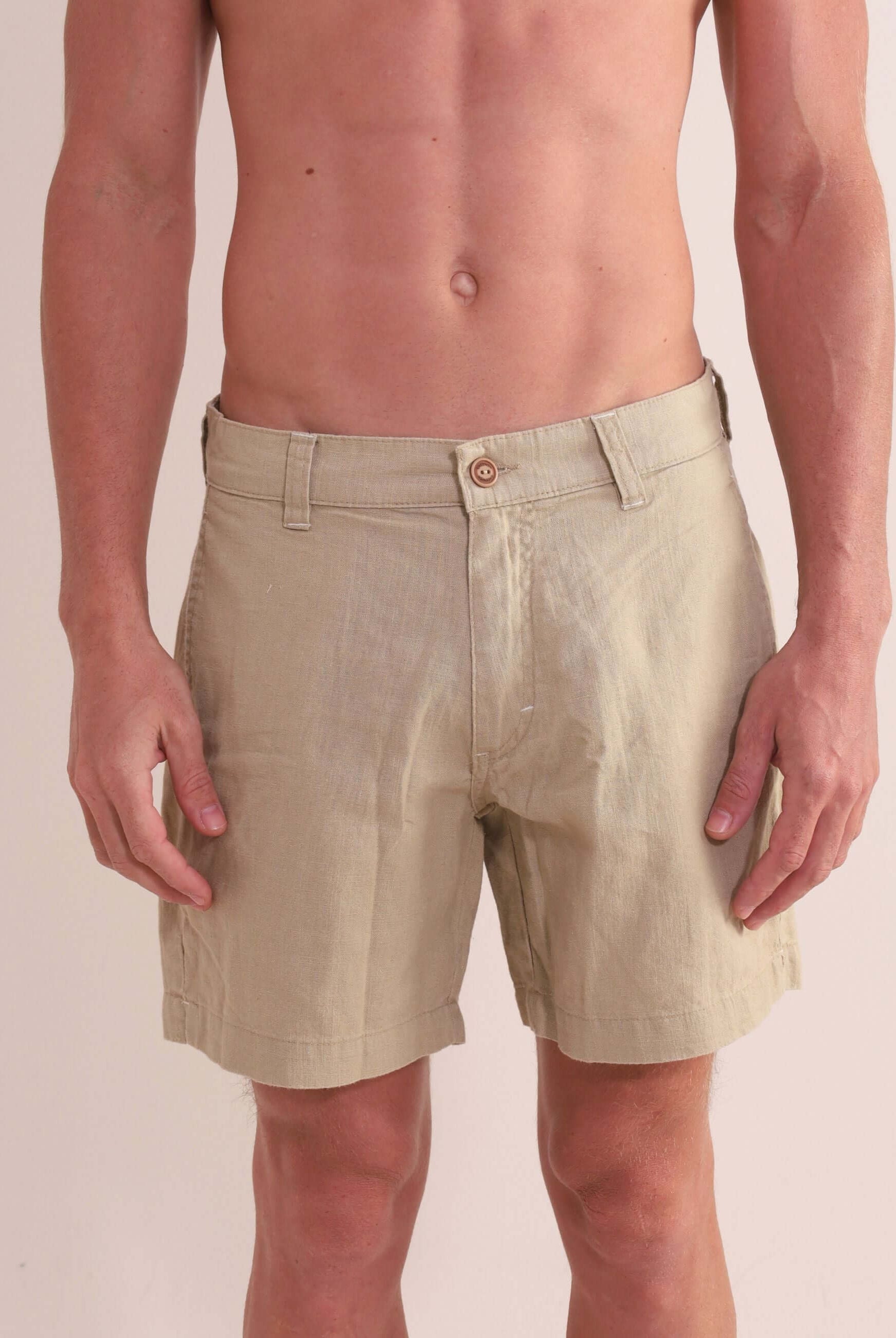 Bermuda Sarja Hamie - Caqui da Greenish com visual minimalista, modelagem reta, comprimento de 43 cm e estilo urbano-litorâneo.