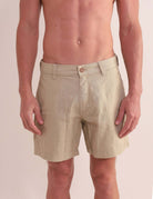 Bermuda Sarja Hamie - Caqui da Greenish com visual minimalista, modelagem reta, comprimento de 43 cm e estilo urbano-litorâneo.