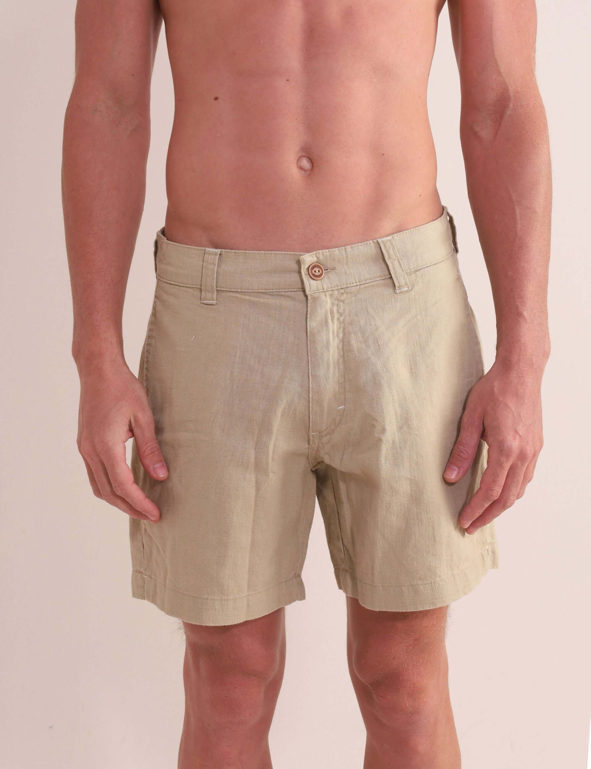 Bermuda Sarja Hamie - Caqui da Greenish com visual minimalista, modelagem reta, comprimento de 43 cm e estilo urbano-litorâneo.