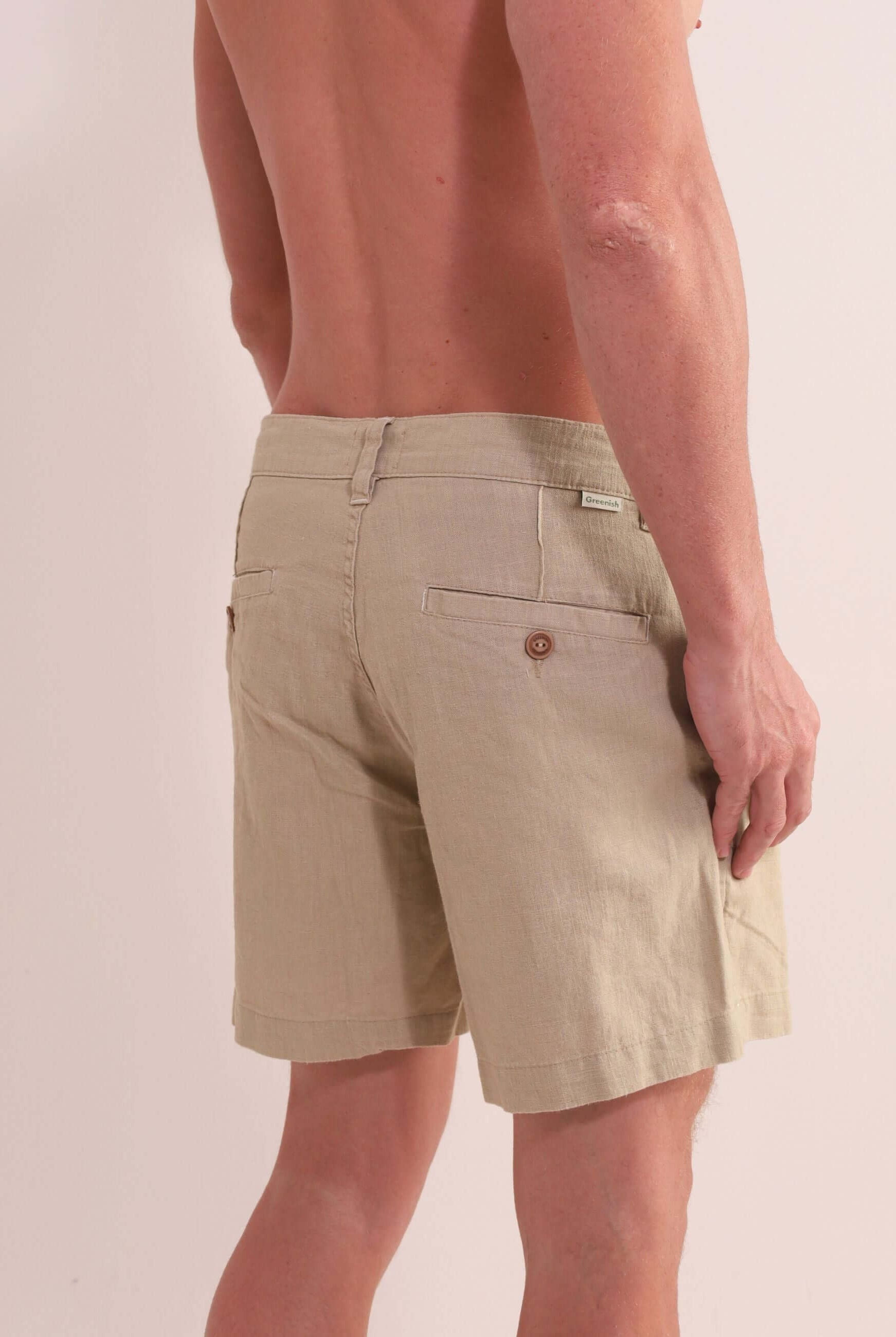 Bermuda Sarja Hamie - Caqui da Greenish, estilo minimalista com comprimento de 43 cm e bolso verdugo. Urbano e litorâneo.