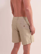 Bermuda Sarja Hamie - Caqui da Greenish, estilo minimalista com comprimento de 43 cm e bolso verdugo. Urbano e litorâneo.