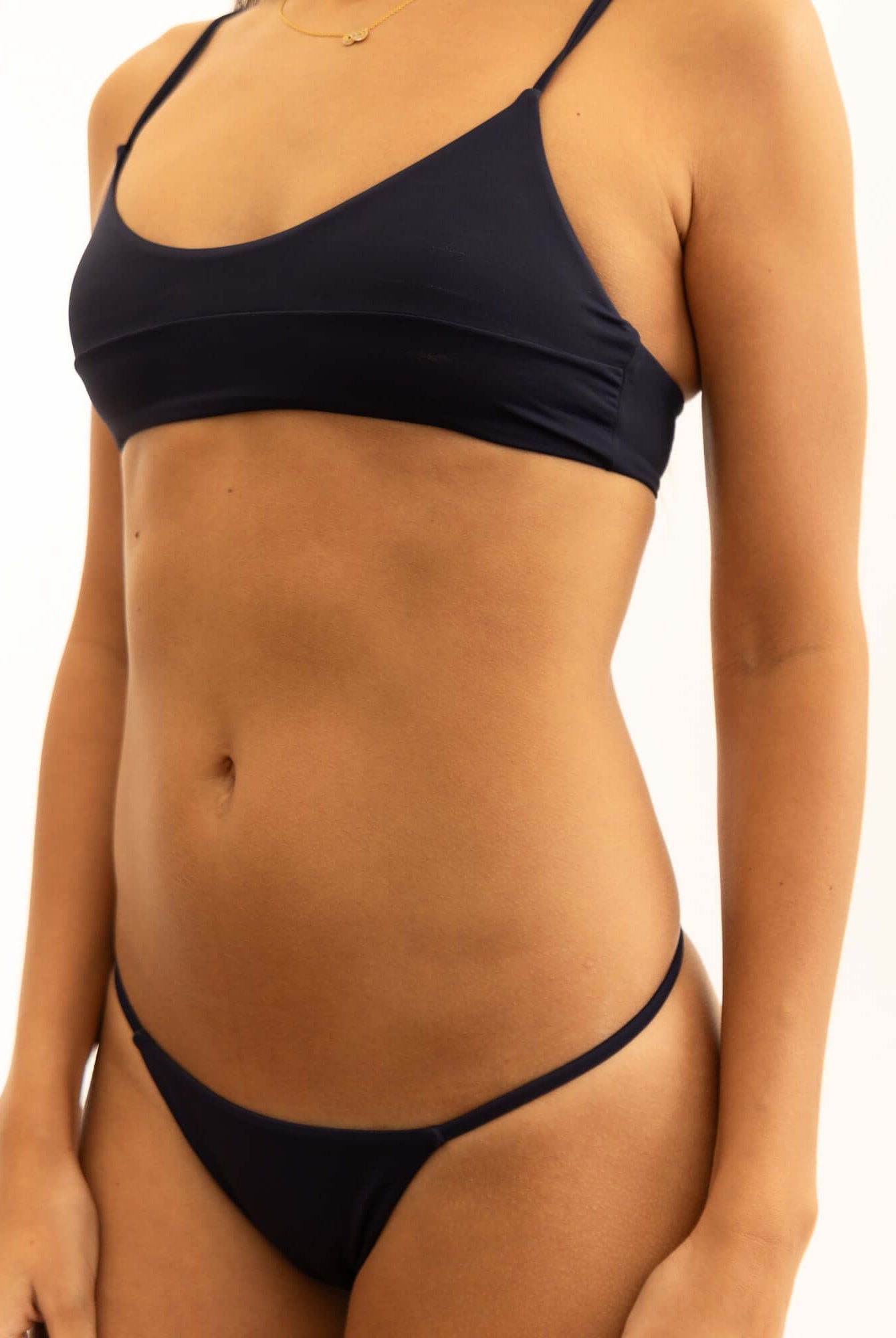 Modelo vestindo Biquini Fixo Essential - Azul Marinho da marca Greenish, destacando o design elegante e confortável.