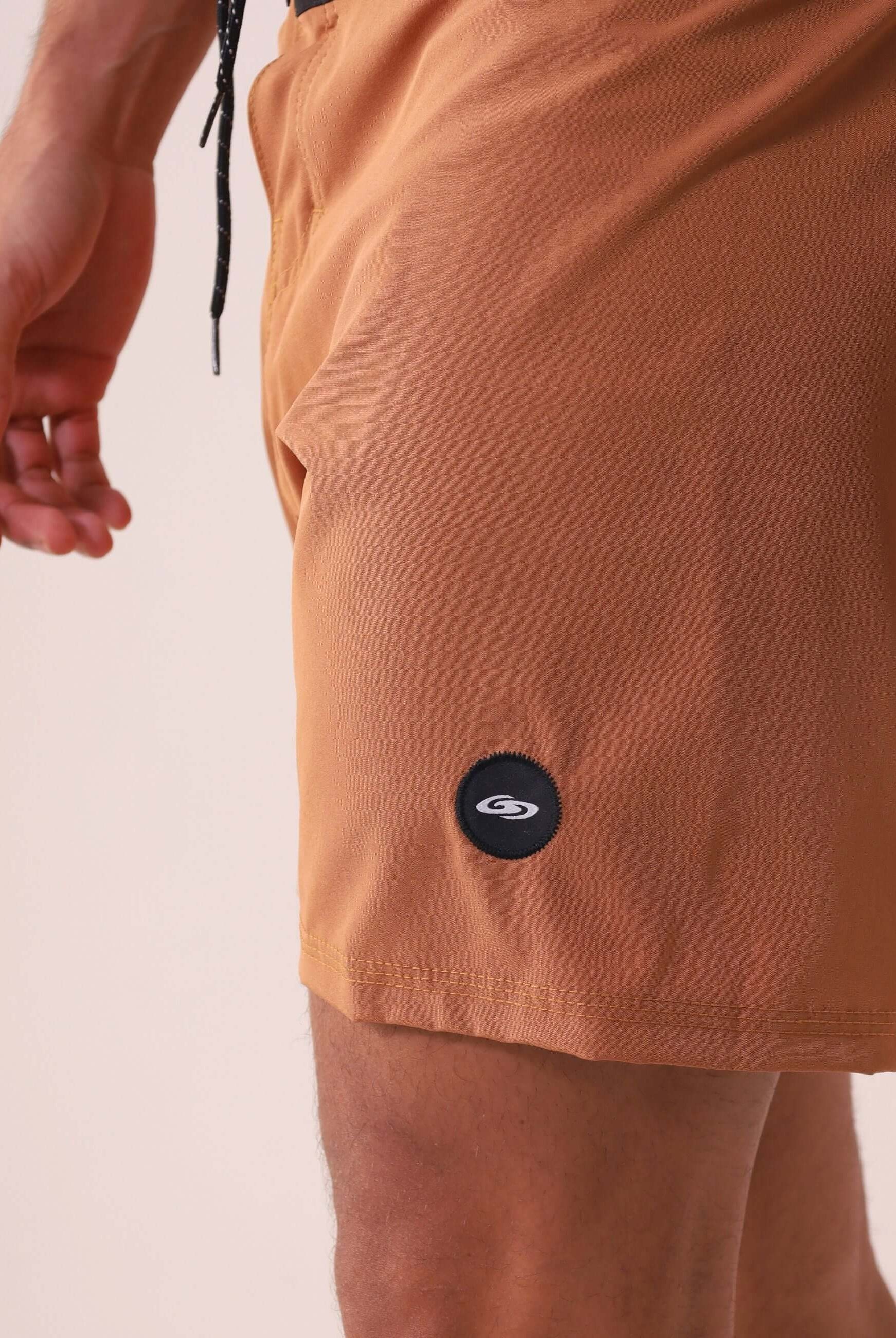 BOARDSHORT CLASSIC TRUNK ESSENCIAL - CAQUI por Greenish, modelagem anatômica com bolso funcional, ideal para praia e rua.