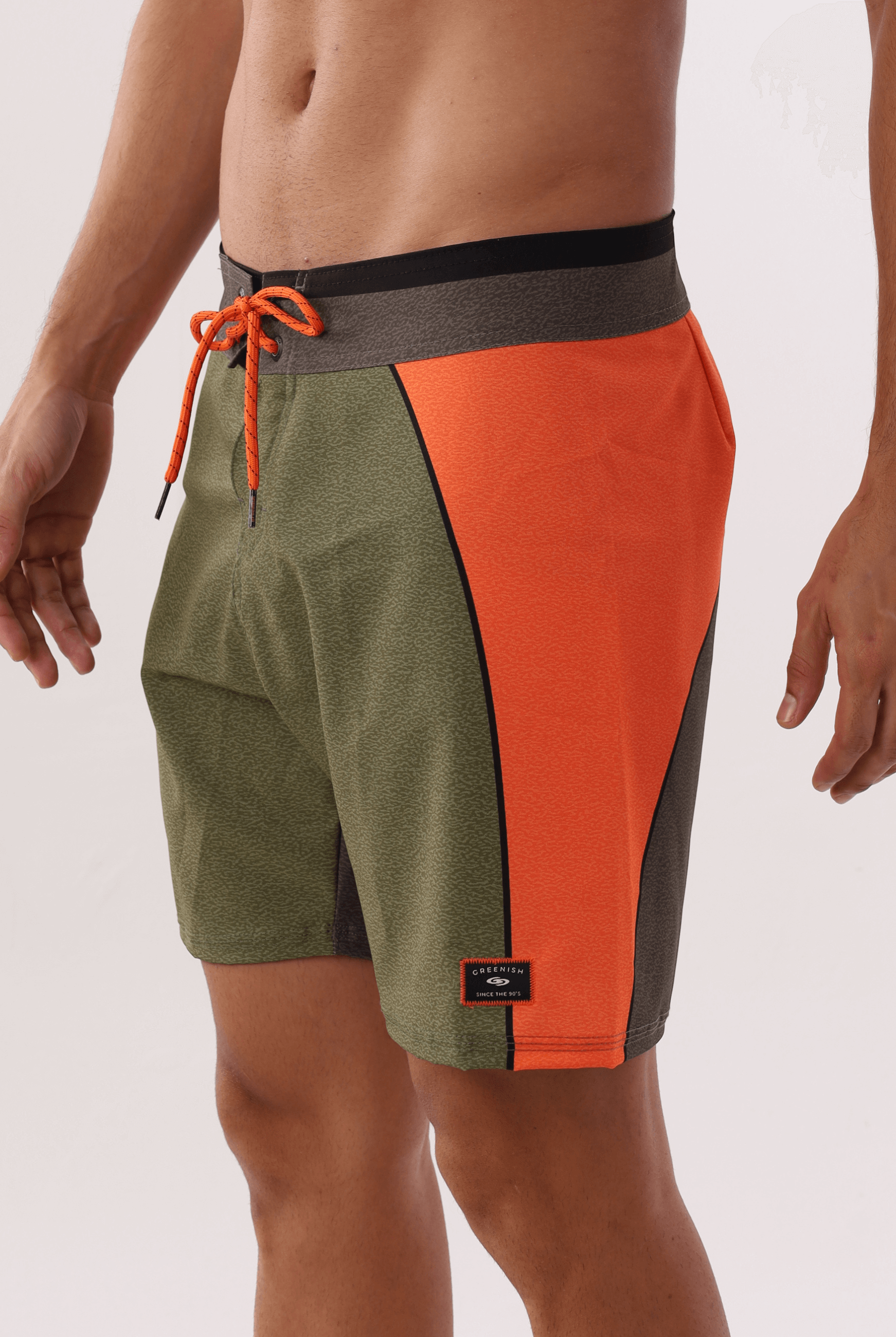 Bermuda Greenish Adventure Outdoor Verde com detalhes laranja, ideal para atividades ao ar livre. Conforto e estilo garantidos.