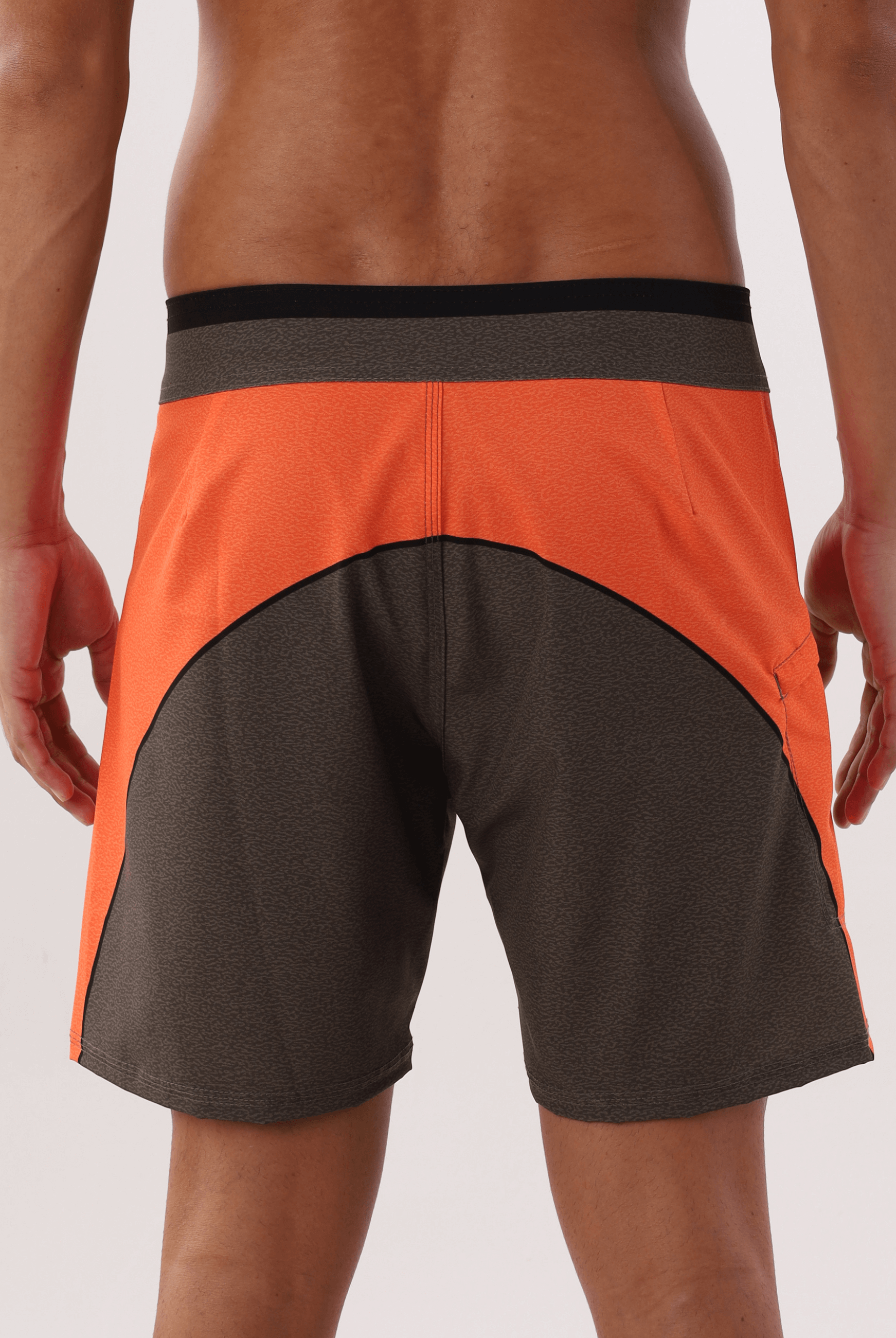 Calções masculinos Boardshort Outdoor Adventures Verde por Greenish, vista traseira. Ideal para aventuras ao ar livre. Conforto e estilo.