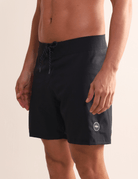 Boardshort Sunset Preto da Greenish - alta performance, conforto e secagem rápida, ideal para aventuras litorâneas.