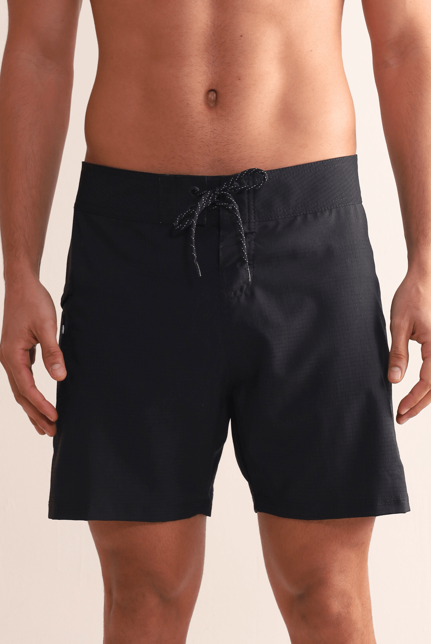 Boardshort Sunset Preto da Greenish, leve e de alta performance, ideal para esportes aquáticos, com secagem rápida e bolso lateral.