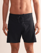 Boardshort Sunset Preto da Greenish, leve e de alta performance, ideal para esportes aquáticos, com secagem rápida e bolso lateral.