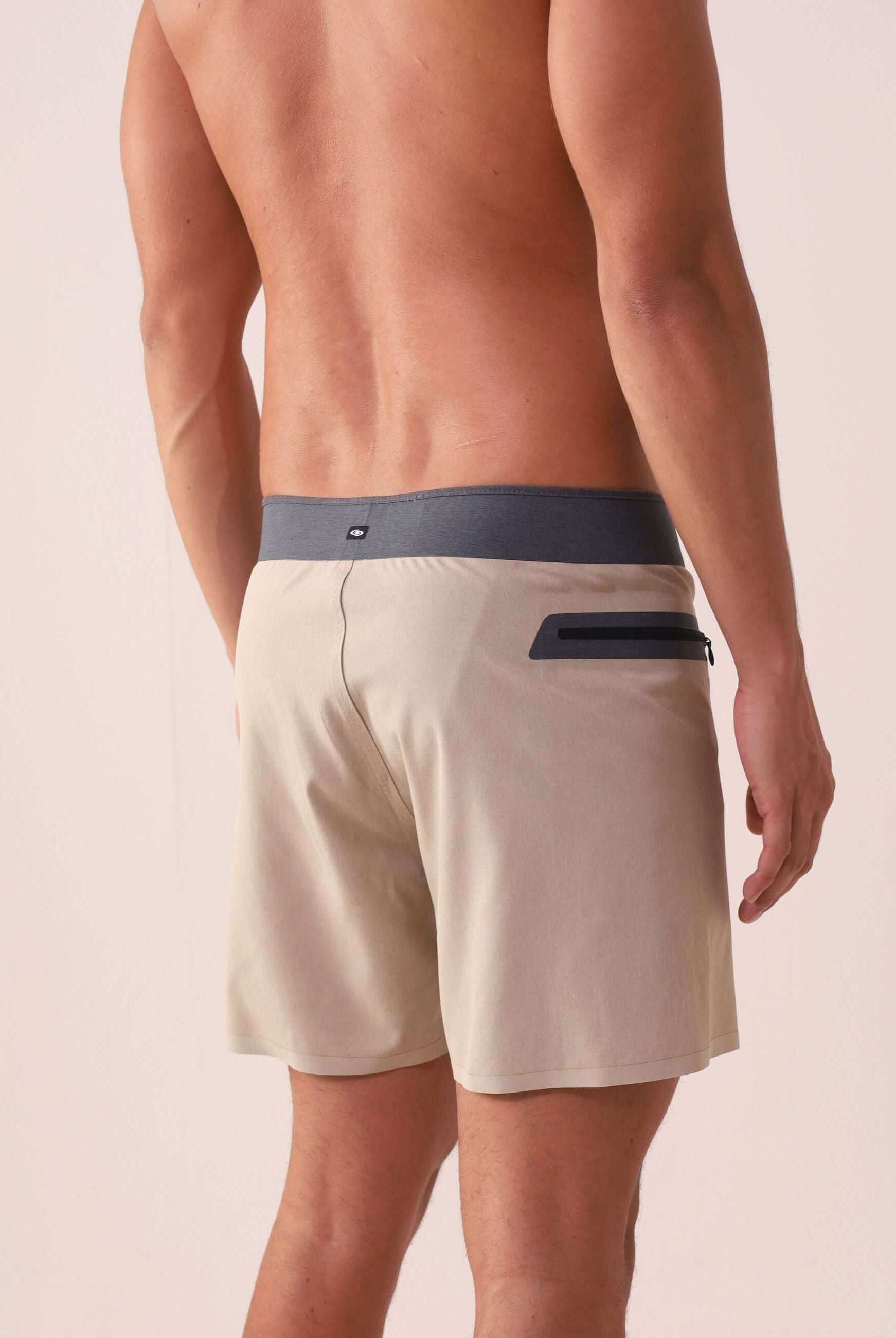 Greenish Boardshort Ultralight II Color - Caqui com bolsos zíper, ideal para surfe e pós-praia. Conforto e estilo para atividades ao ar livre.