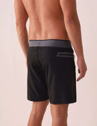 Modelo vestindo Boardshort Ultralight II Ocean - Preto Greenish com cós anatômico e bolso lateral, foco em performance e leveza.