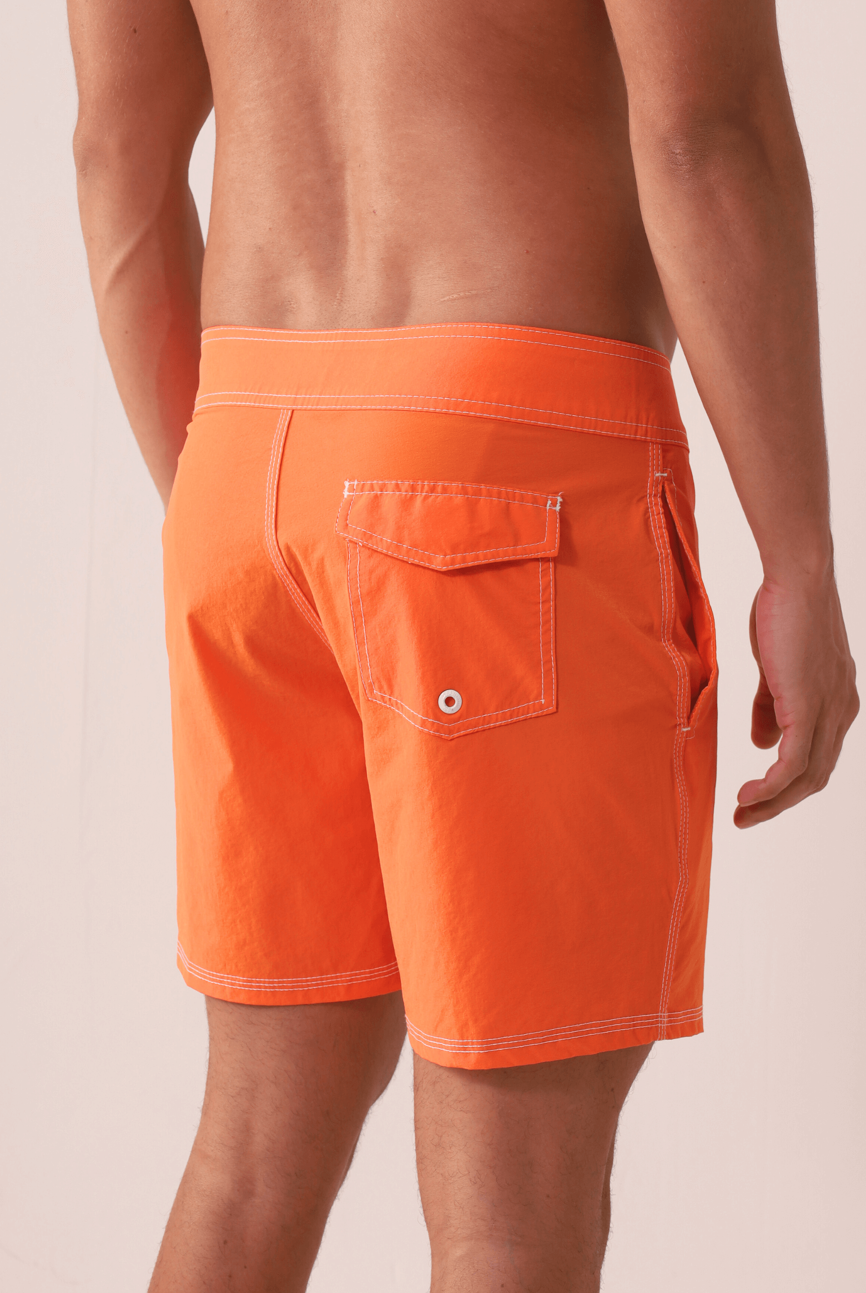 Homem vestindo BOARDWALK CLASSIC TRUNK VINTAGE - LARANJA da Greenish, com design retrô e bolso traseiro detalhado.