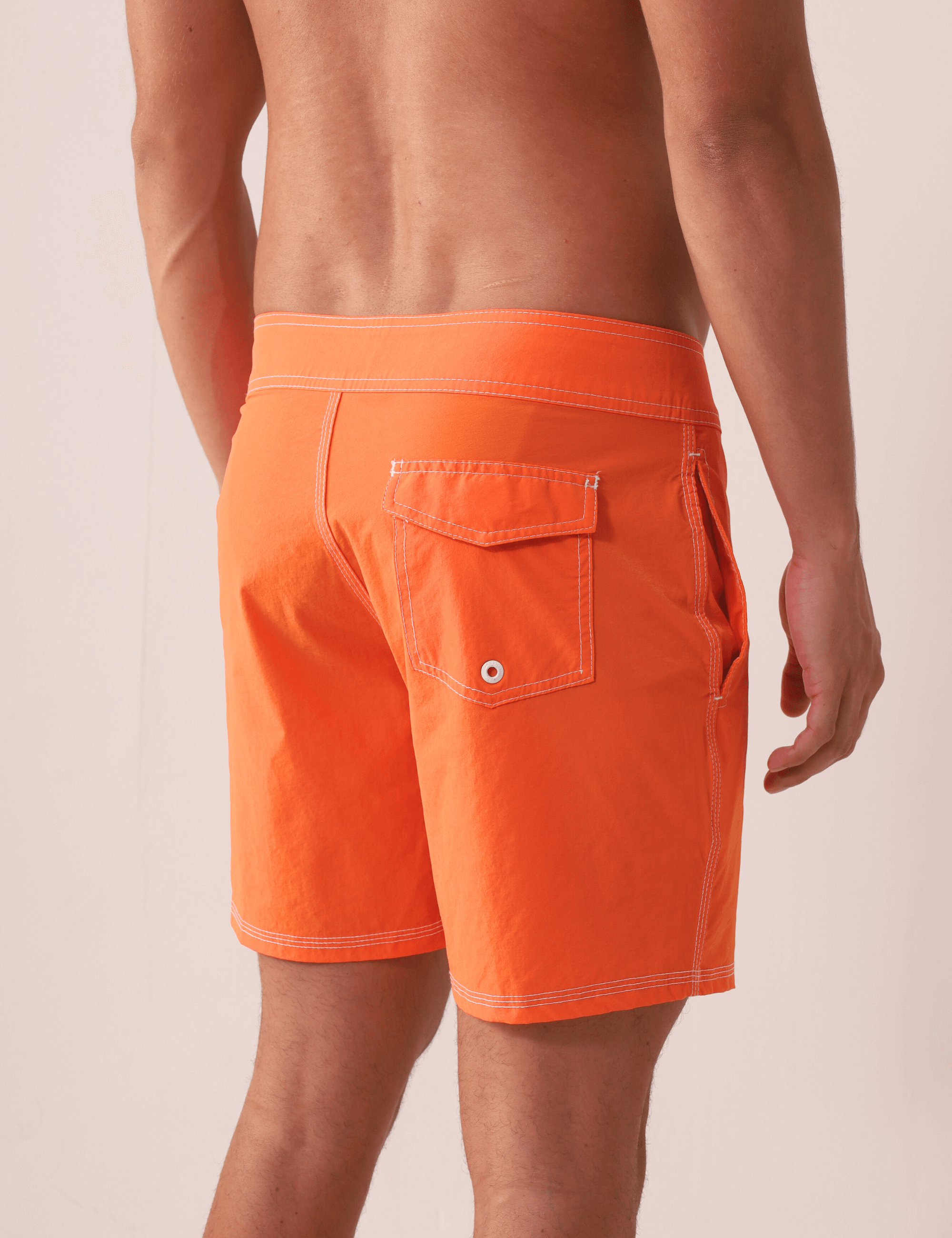 Homem vestindo BOARDWALK CLASSIC TRUNK VINTAGE - LARANJA da Greenish, com design retrô e bolso traseiro detalhado.