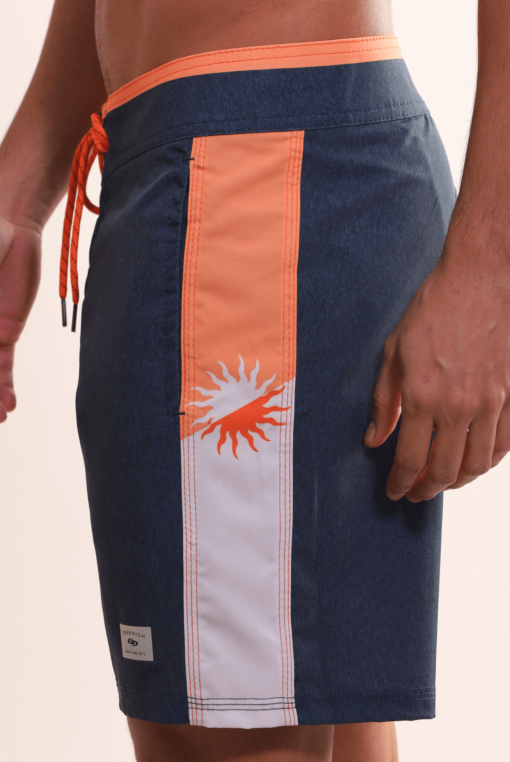 Bermuda Boardwalk Healing Rays Azul Marinho da Greenish em tecido leve, ideal para um visual casual litorâneo, detalhe laranja e branco.