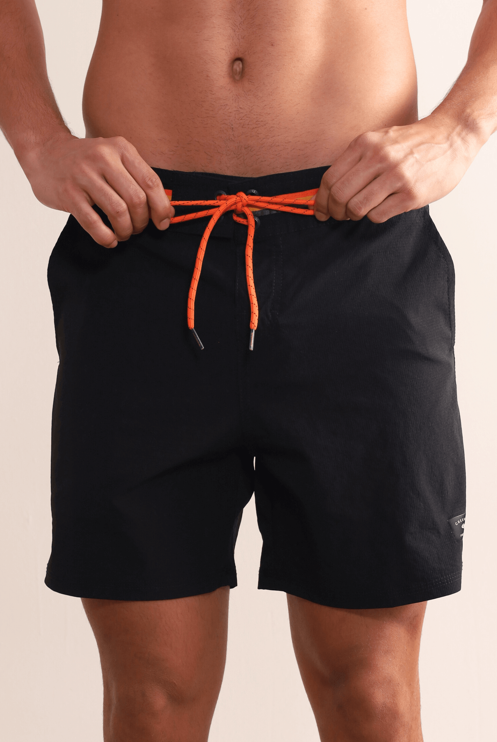 Shorts Boardwalk Outline Backoutdoor Preto Greenish com listras vibrantes, ideal para passeios e encontros, oferecendo conforto e estilo.