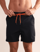 Shorts Boardwalk Outline Backoutdoor Preto Greenish com listras vibrantes, ideal para passeios e encontros, oferecendo conforto e estilo.