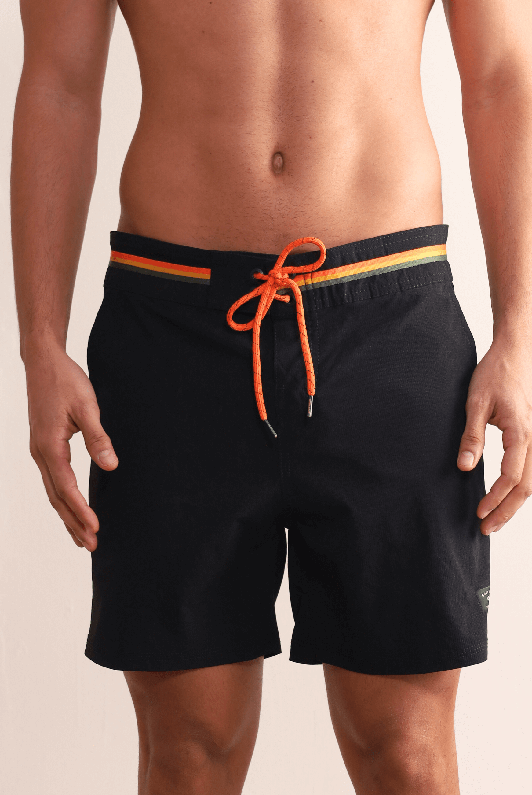 Bermuda Boardwalk Outline Backoutdoor Preto da Greenish com listras vibrantes na cintura para conforto e estilo. Ideal para passeios.