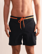 Bermuda Boardwalk Outline Backoutdoor Preto da Greenish com listras vibrantes na cintura para conforto e estilo. Ideal para passeios.