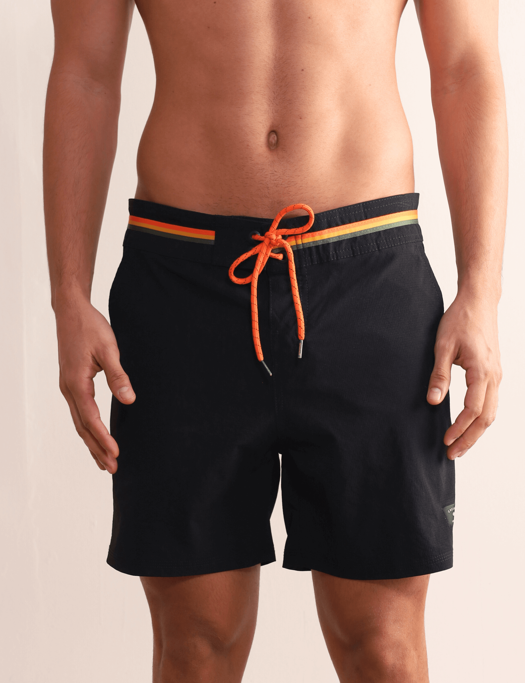 Bermuda Boardwalk Outline Backoutdoor Preto da Greenish com listras vibrantes na cintura para conforto e estilo. Ideal para passeios.