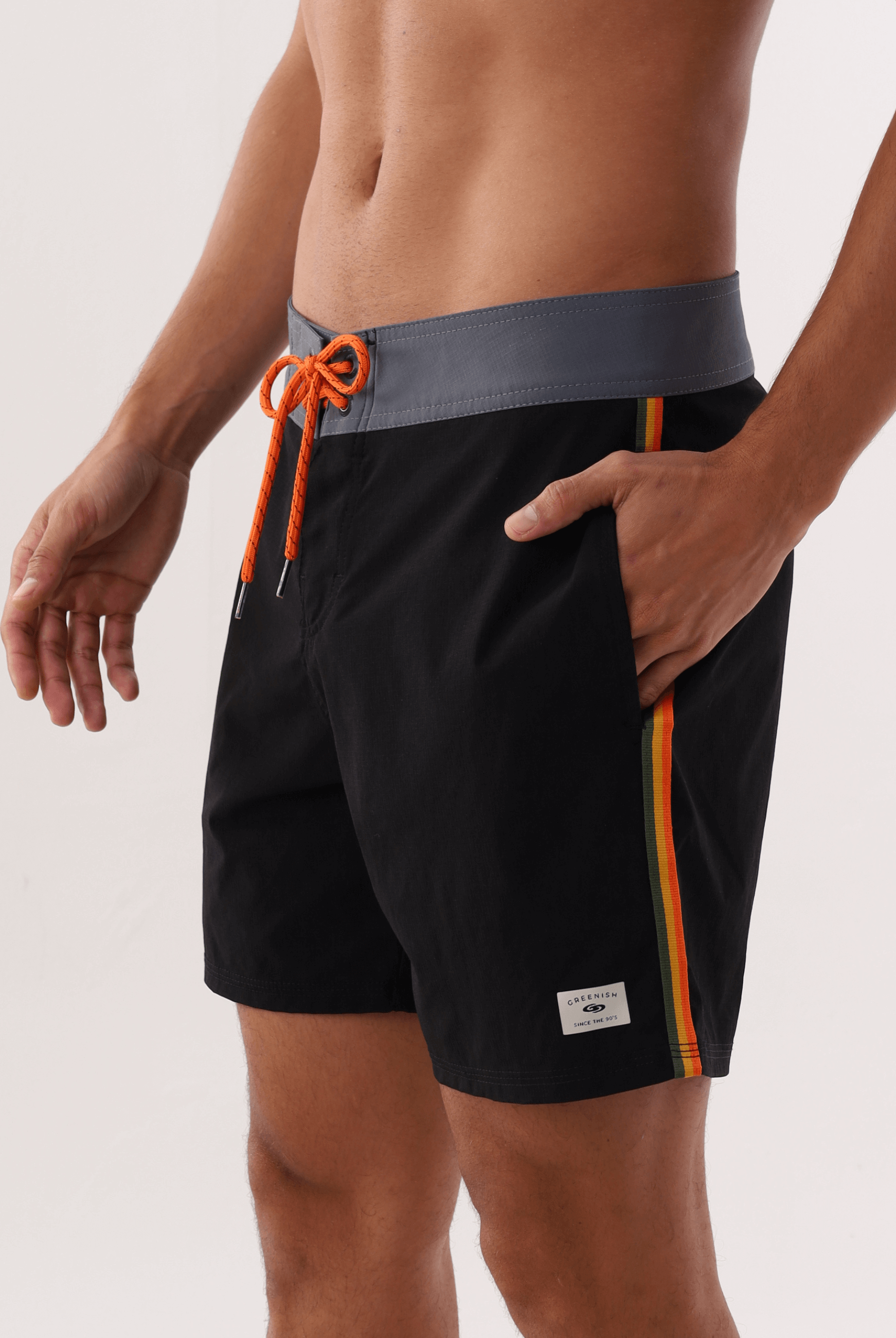 Bermuda masculina preta Boardwalk Outline Outside da marca Greenish, com listras coloridas e cordão ajustável, estilo casual e confortável.