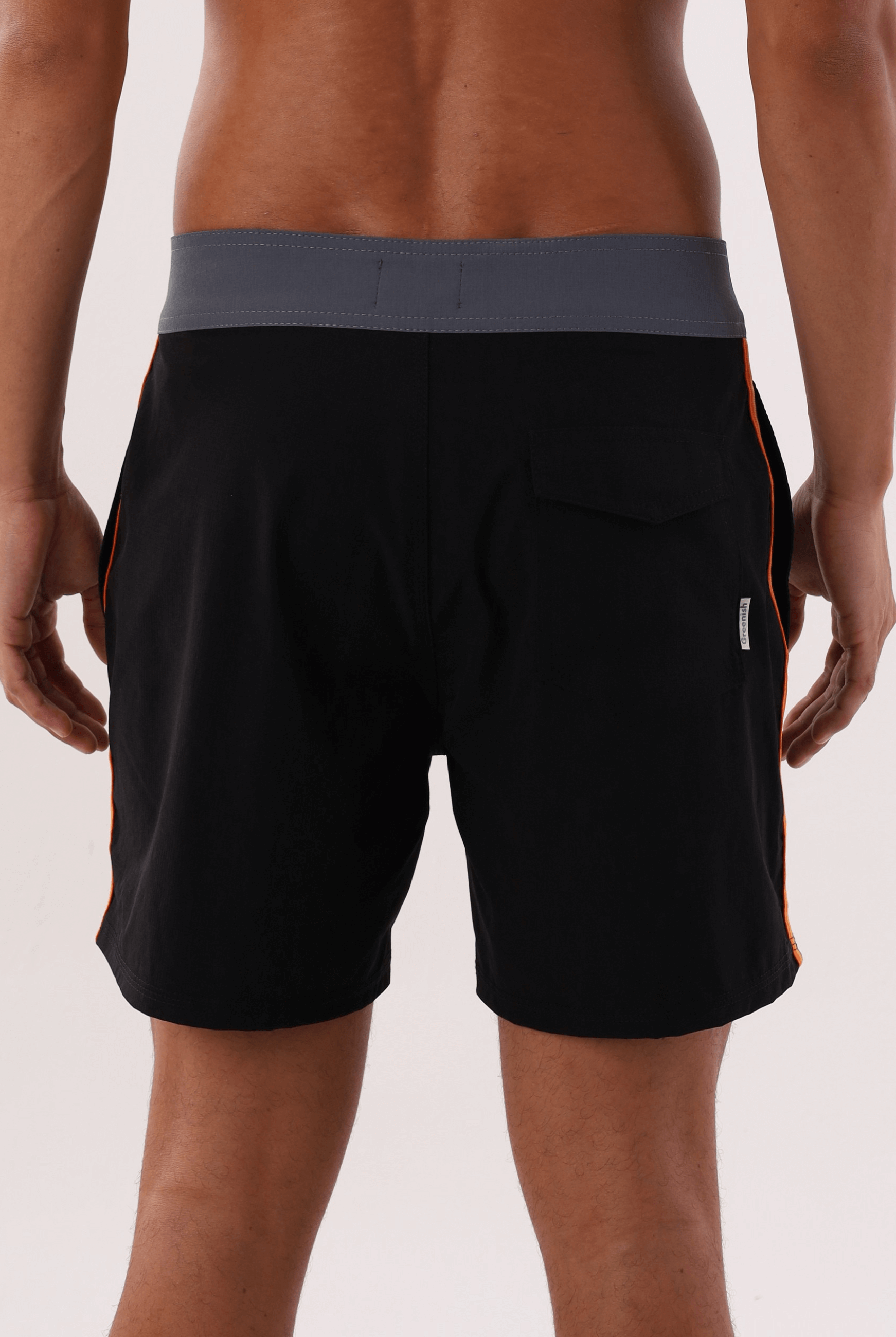 Shorts Boardwalk Outline Outside Preto da Greenish, vista traseira, com design moderno e confortável para atividades ao ar livre.