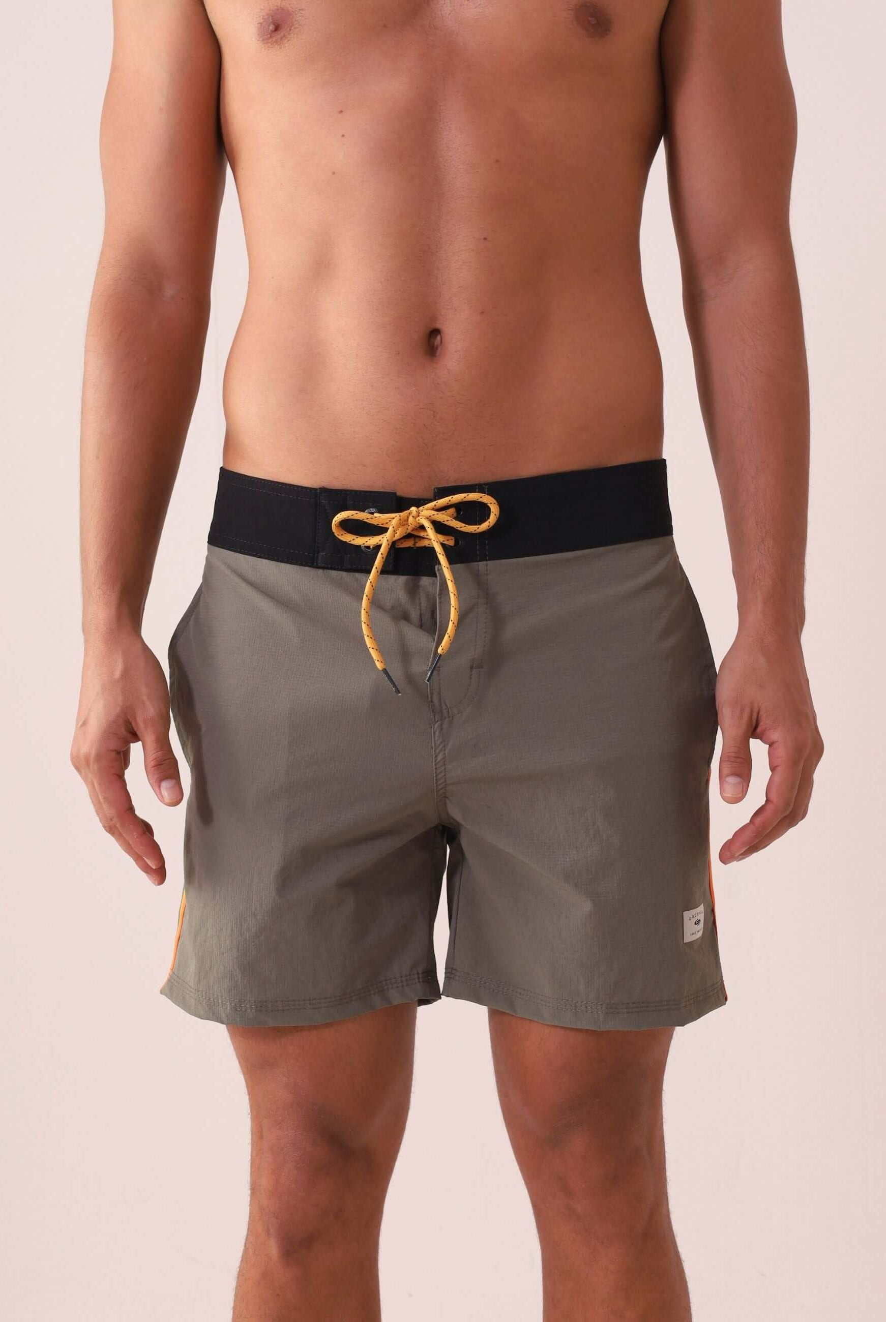 Boardwalk Outline Outside - Verde, shorts Greenish com cinturão anatômico e bolso moderno, ideal para esportes e uso diário.