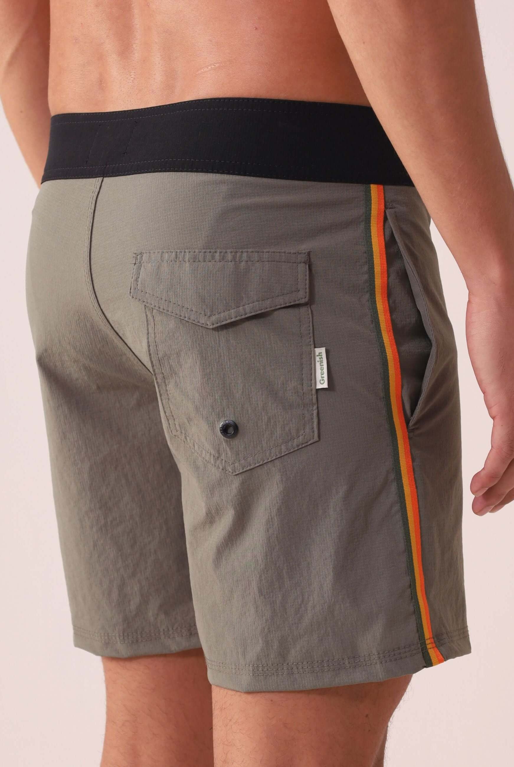 Bermuda BOARDWALK OUTLINE OUTSIDE - VERDE da Greenish com design versátil para uso outdoor, acabamento esportivo e anatômico.