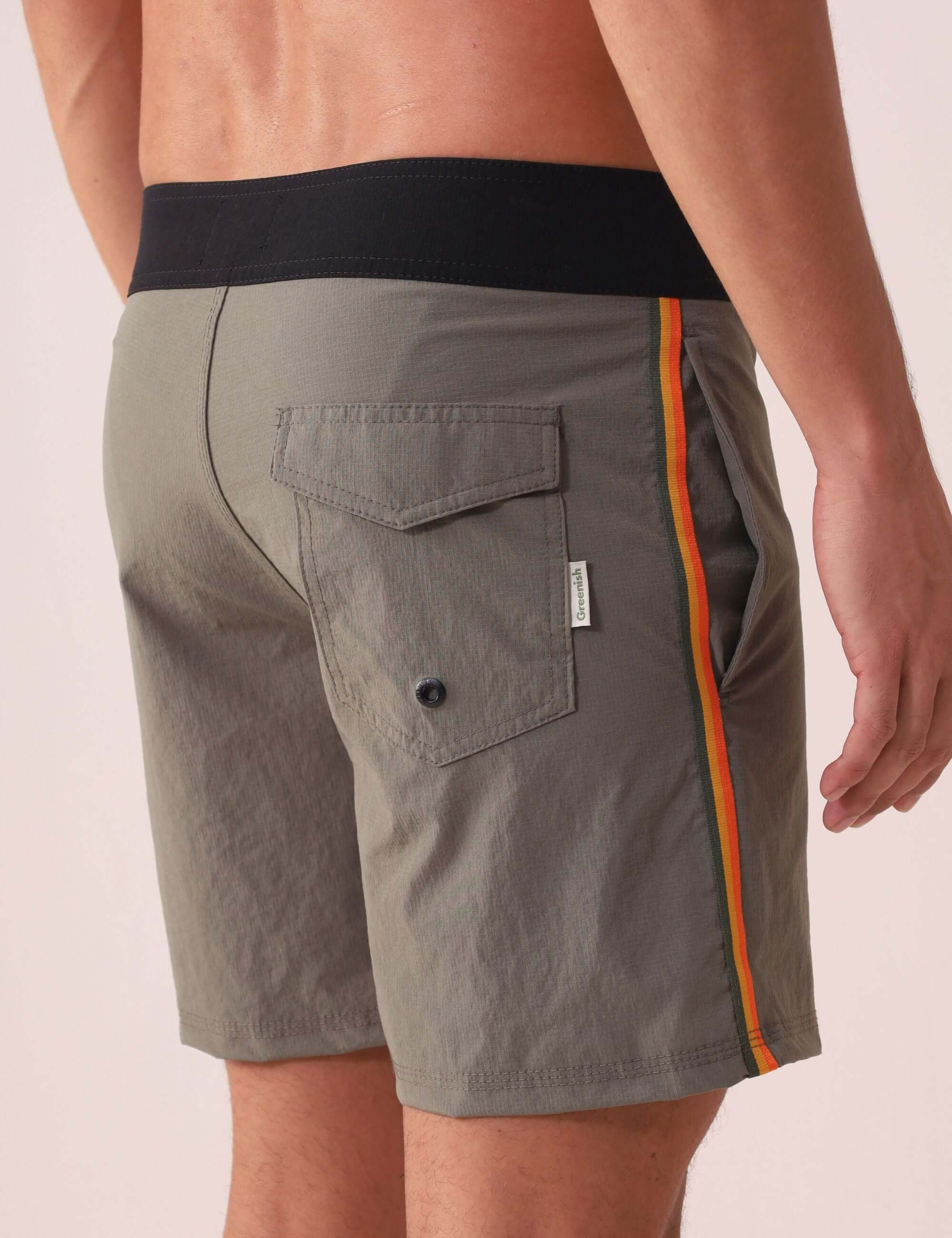 Bermuda BOARDWALK OUTLINE OUTSIDE - VERDE da Greenish com design versátil para uso outdoor, acabamento esportivo e anatômico.