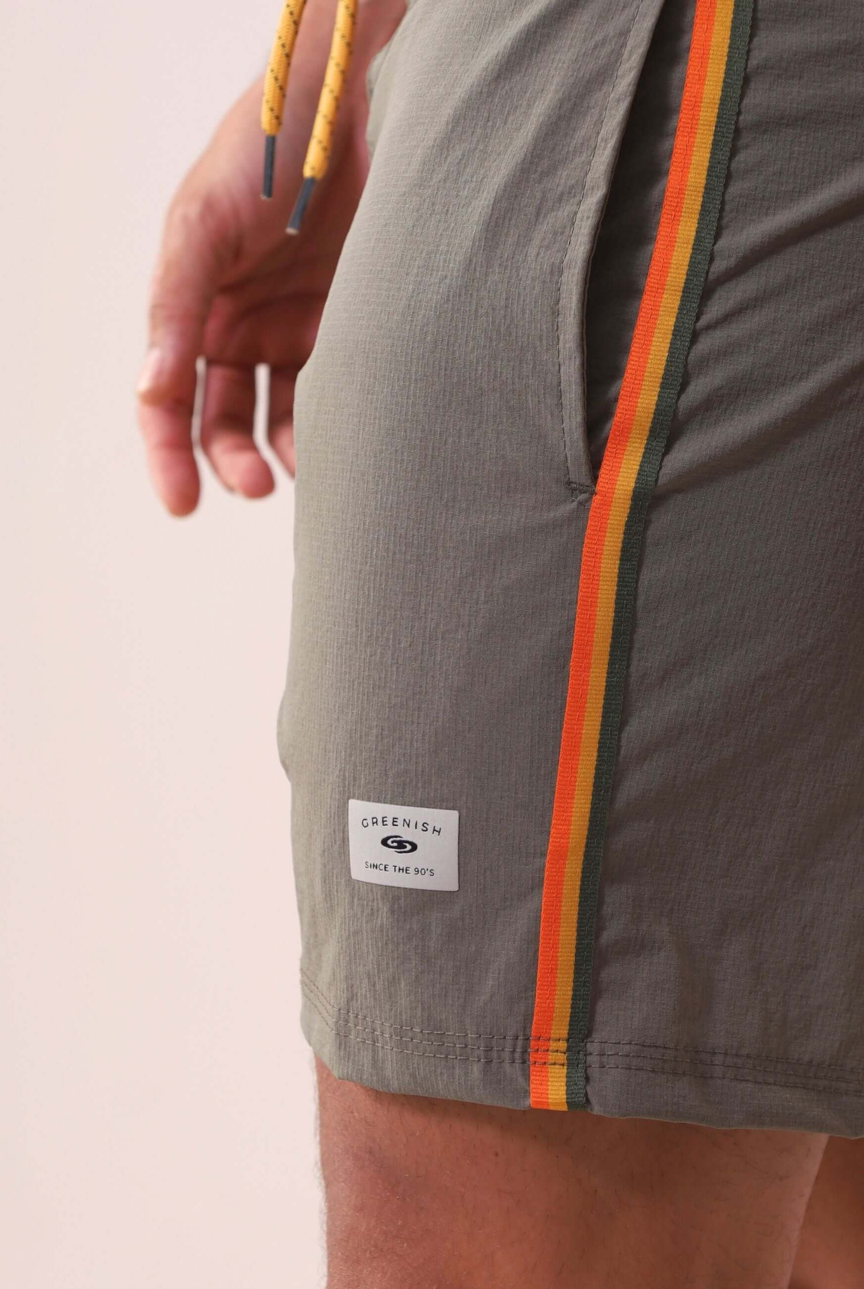 BOARDWALK OUTLINE OUTSIDE - VERDE da Greenish, short versátil com cós anatômico e detalhe colorido, ideal para atividades aquáticas e esportivas.