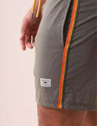 BOARDWALK OUTLINE OUTSIDE - VERDE da Greenish, short versátil com cós anatômico e detalhe colorido, ideal para atividades aquáticas e esportivas.