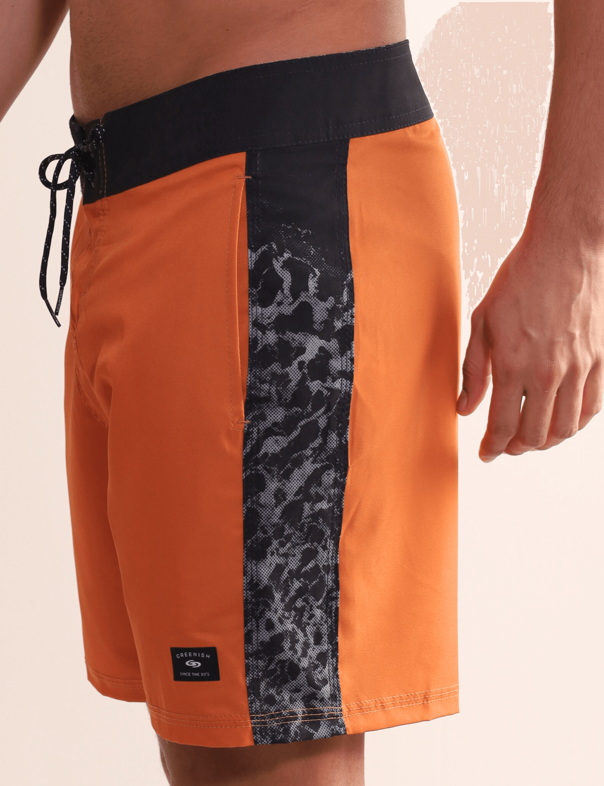 Bermuda Greenish Boardwalk Salt Water Texture Amarelo com detalhe lateral texturizado, conforto e estilo para um look litorâneo.