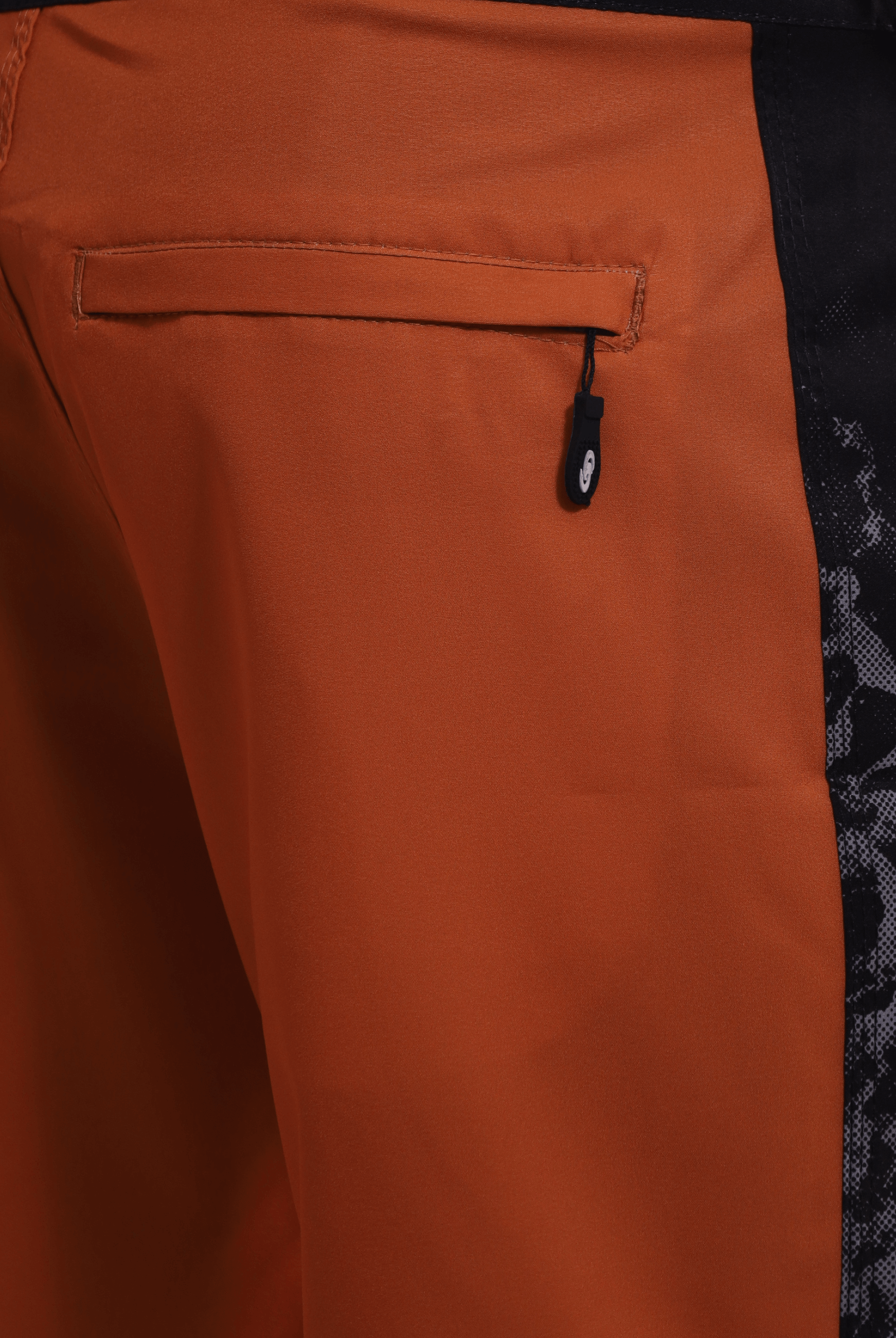 Bermuda Amarelo Greenish com textura lateral de sal, conforto e estilo para look litorâneo. Ideal para dias ativos.