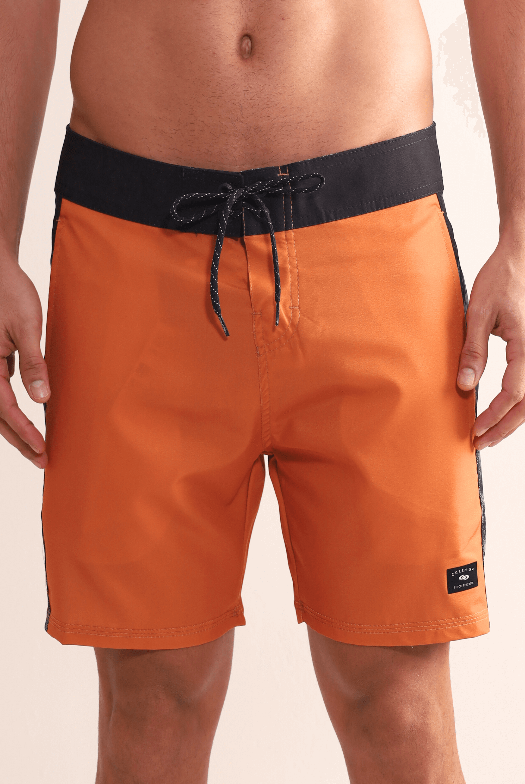Boardshorts Greenish Boardwalk Salt Water Amarelo, com detalhe lateral, combinando estilo e resistência para o look litorâneo. Ideal para dias ativos.