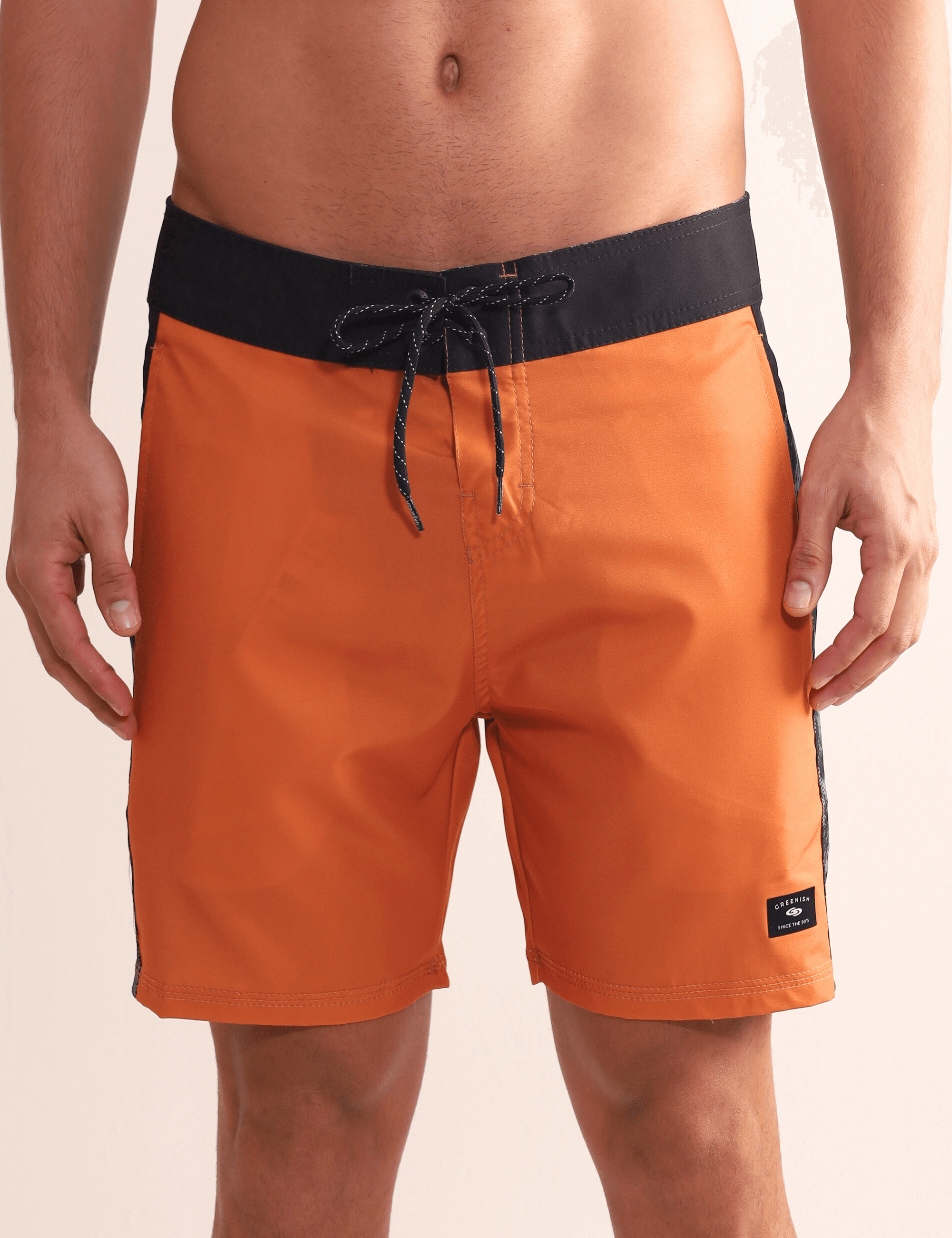 Boardshorts Greenish Boardwalk Salt Water Amarelo, com detalhe lateral, combinando estilo e resistência para o look litorâneo. Ideal para dias ativos.