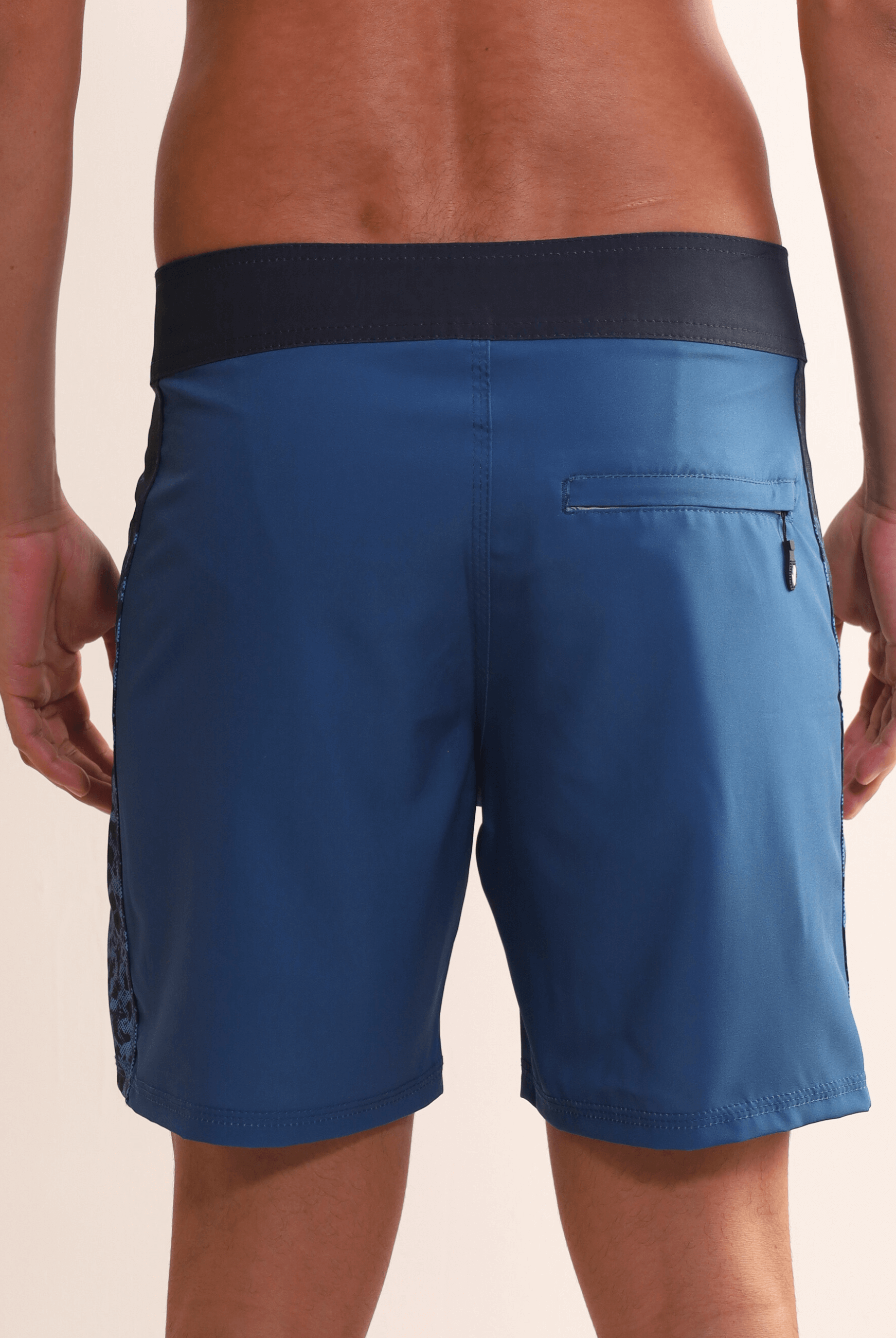 Sunga azul com textura lateral e detalhe confortável da marca Greenish, ideal para um visual litorâneo e ativo.