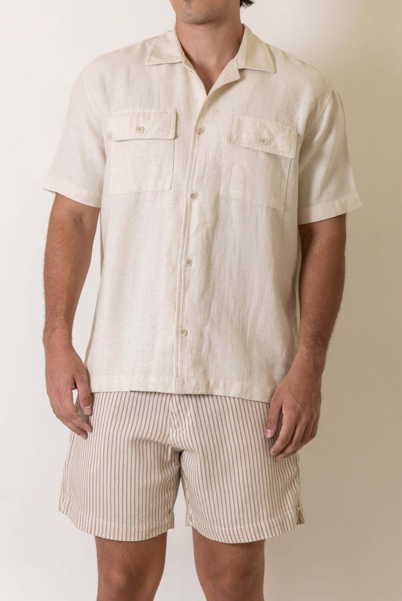 Camisa Botao Brisa - Natural da marca Greenish, camisa masculina de linho para estilo casual e conforto em dias quentes.
